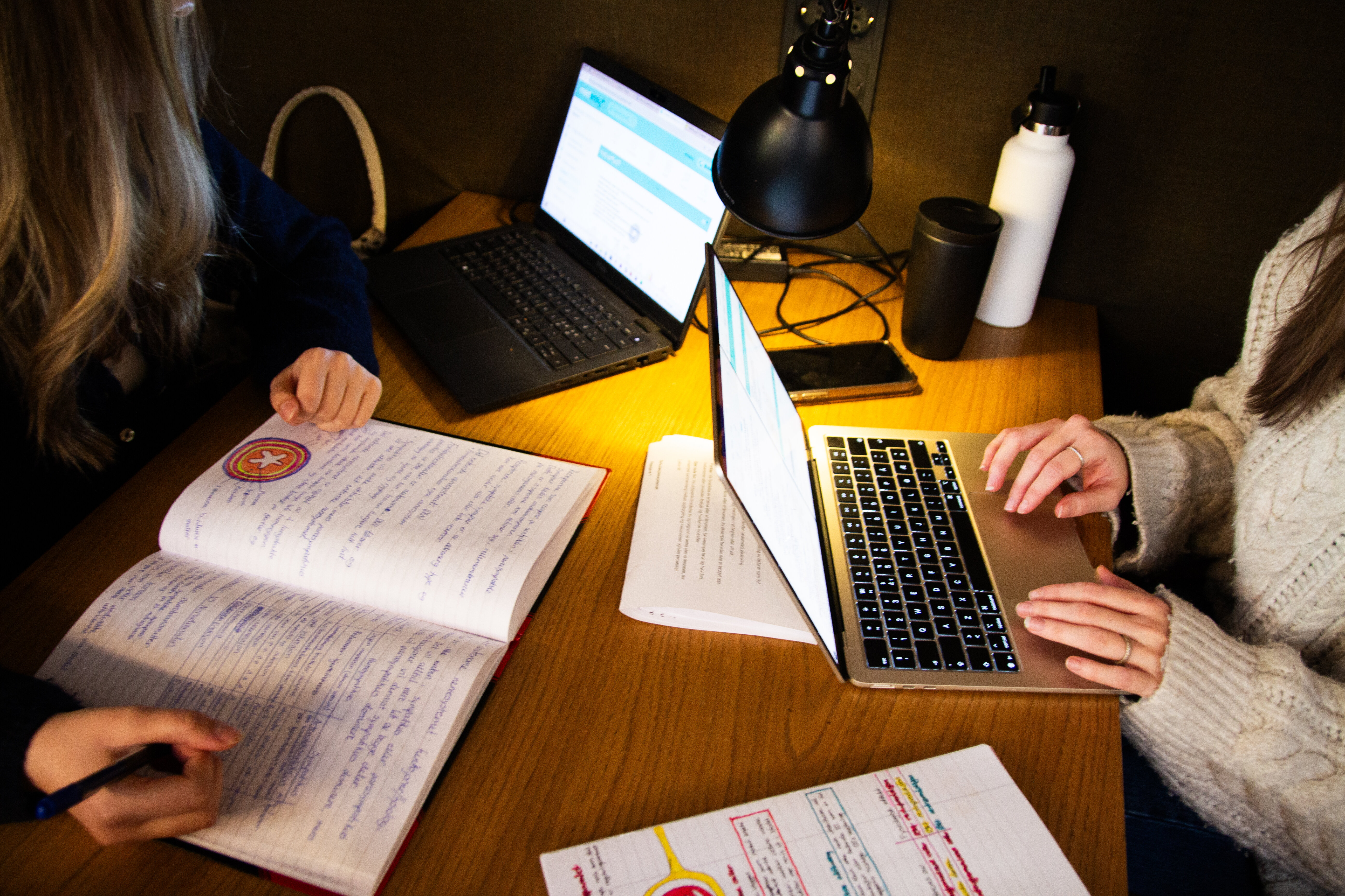 Bord med skrivesaker, bøker og notater