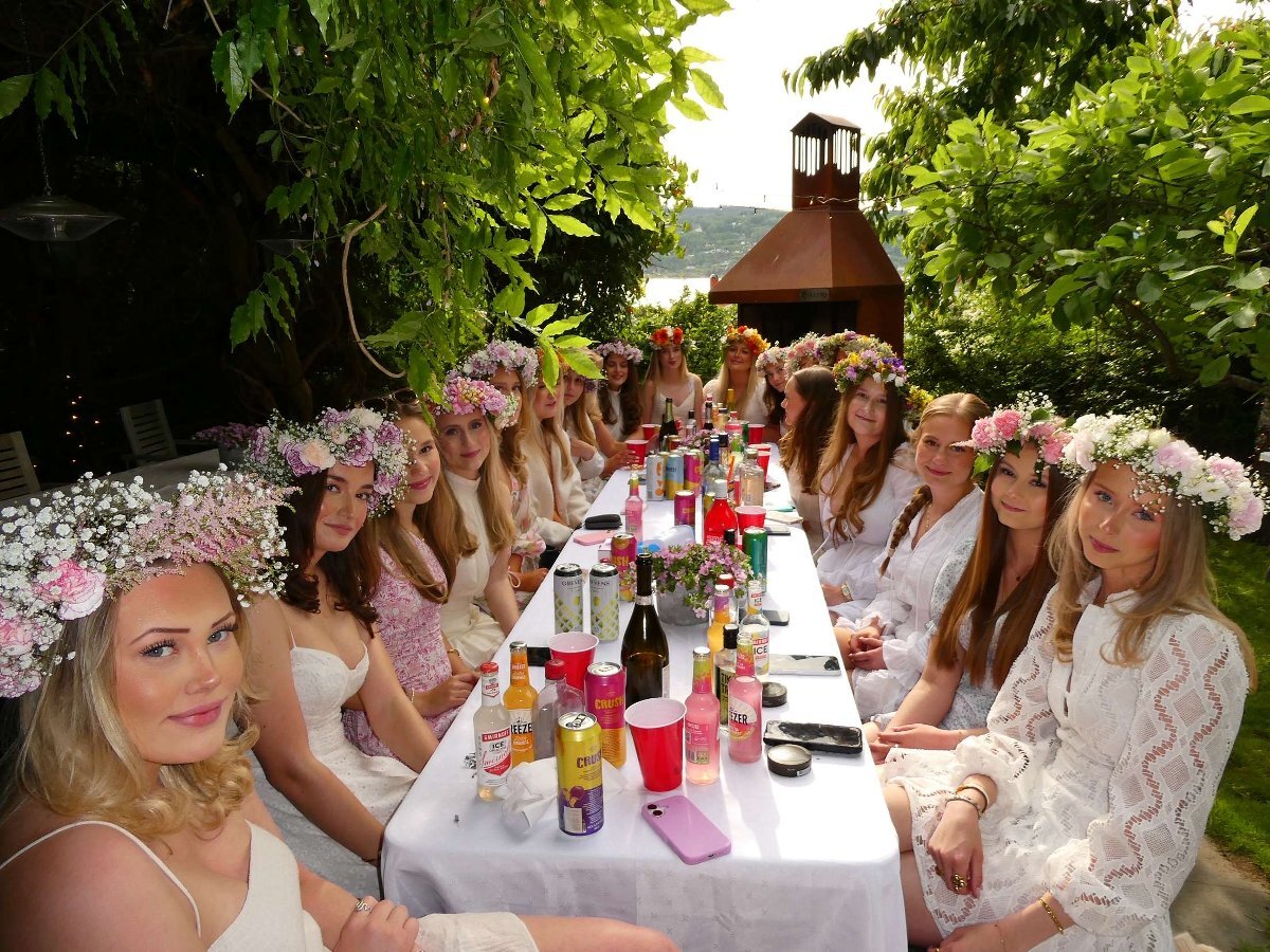 Bildet viser Alva og vennene sommers tid.