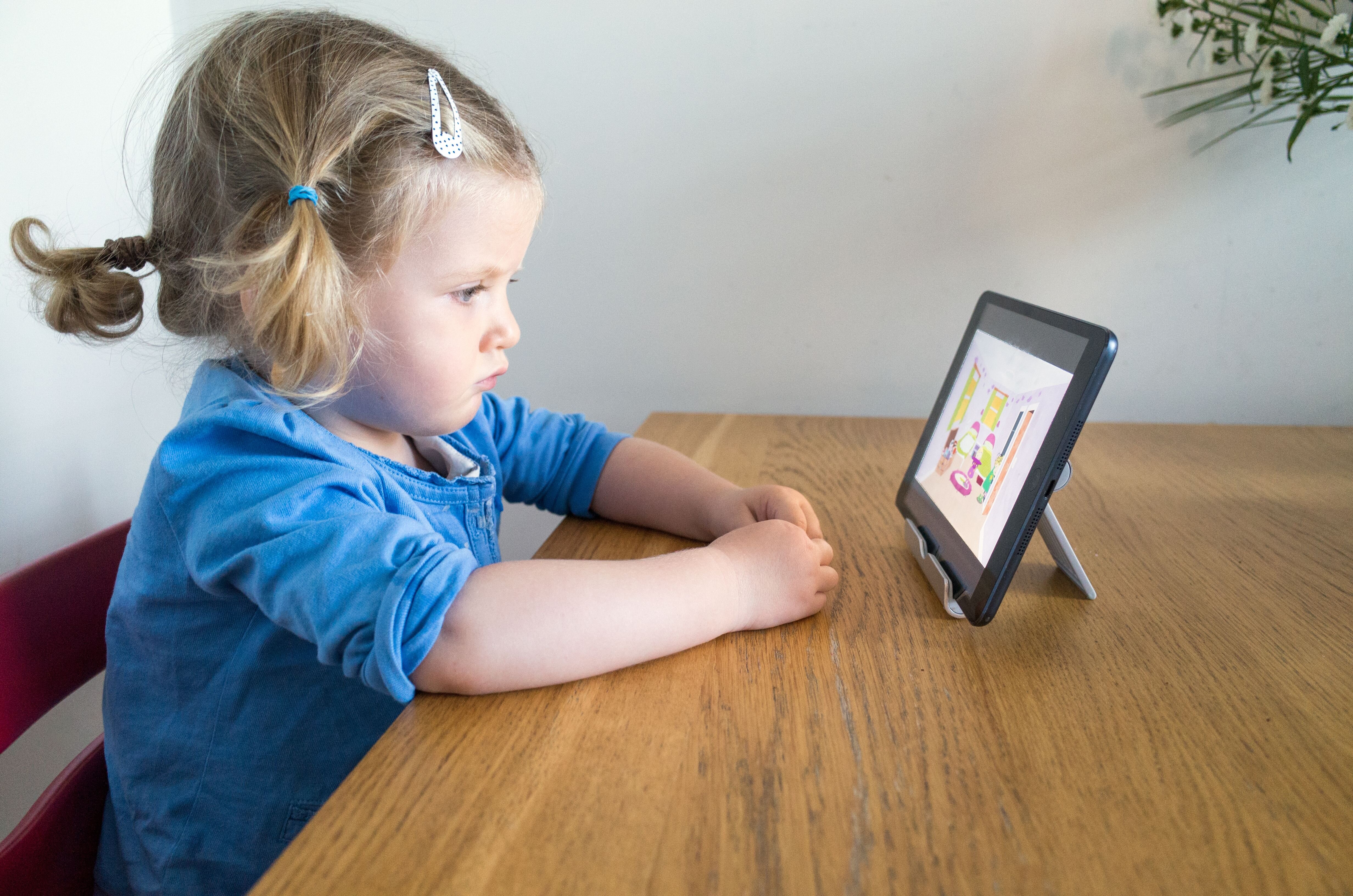 Småbarn som ser på en Ipad-skjerm