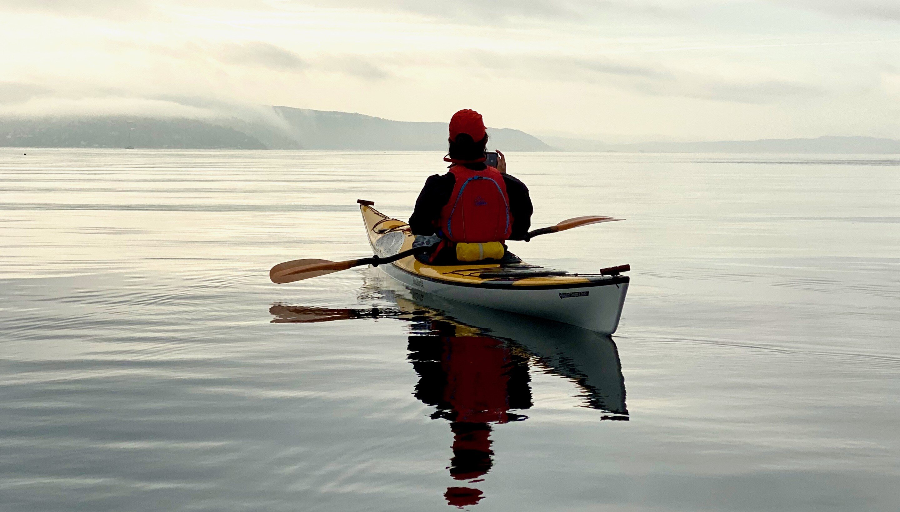 Bildet viser en mann som padler kajakk og er i fysisk aktivitet