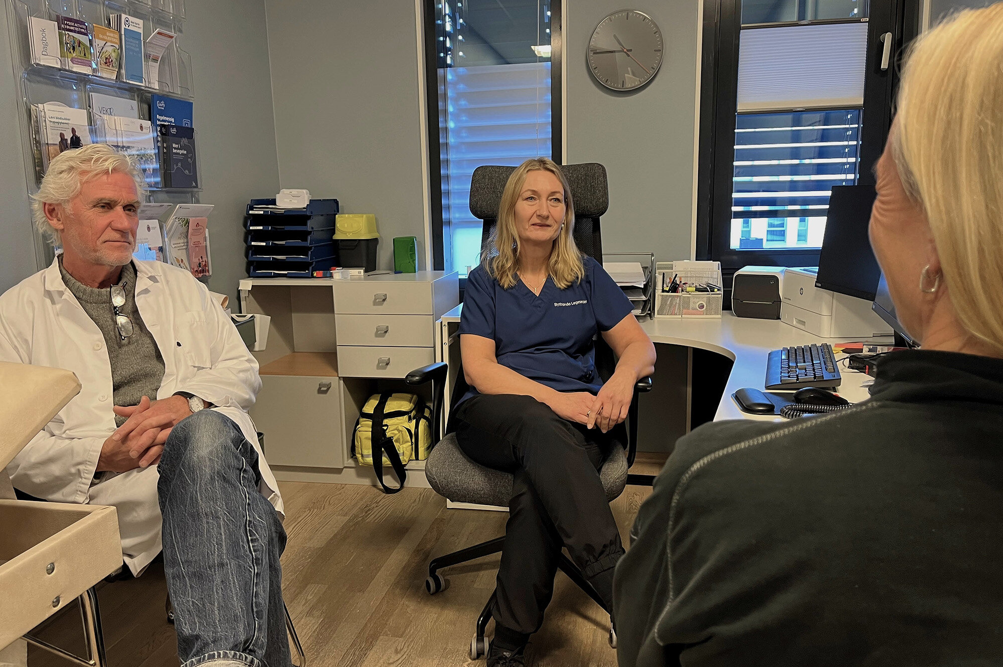 Fastlege Holgeir Skjeie og sykepleier Sissel Høgeli fører en avsluttende samtale med pasienter som har vært behandlet av henne. De håper sykepleierne på legesentre igjen får egne takster.