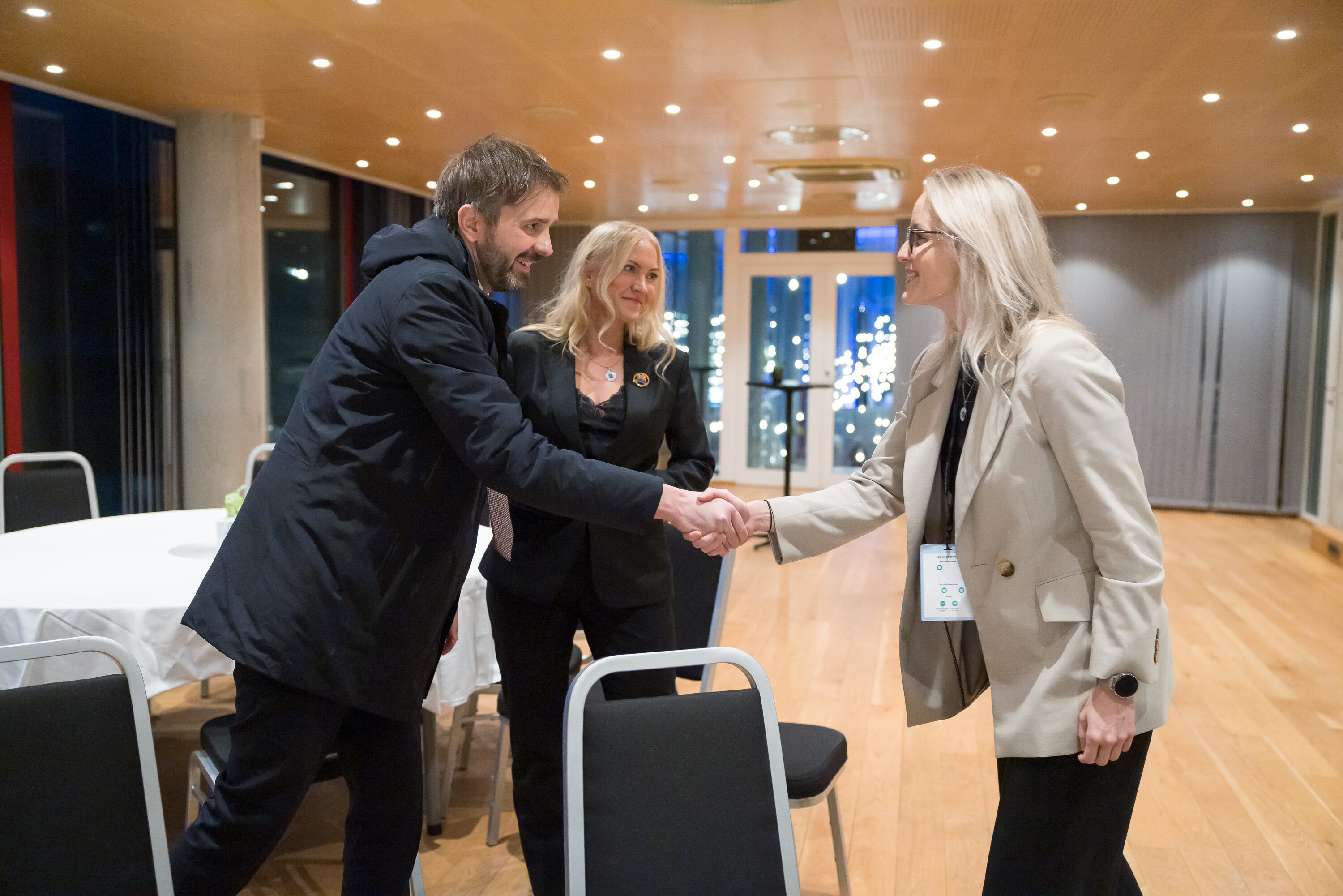 Bilde av helseministeren, NSF-lederen og Kine Myhre-Nilsen