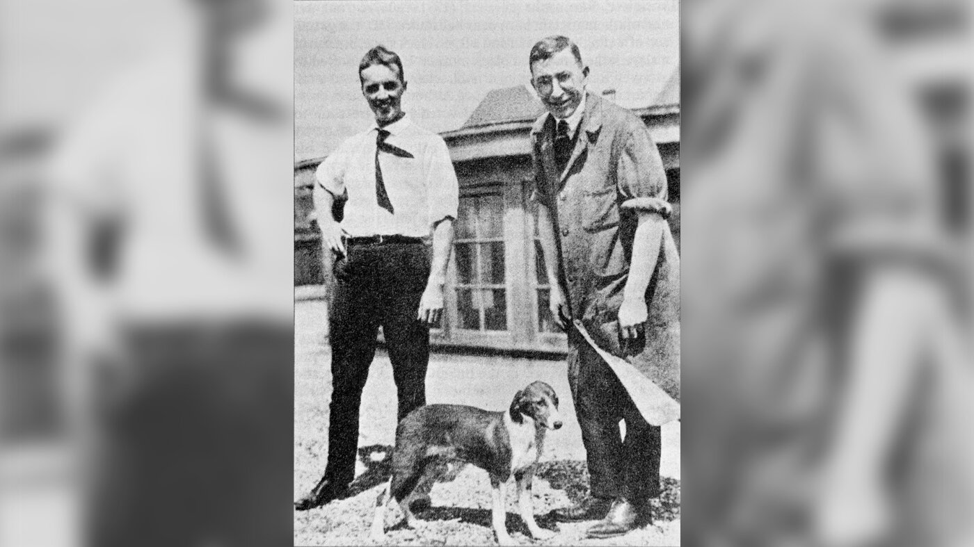 Bildet viser Frederick Banting og Charles Best med en hund.