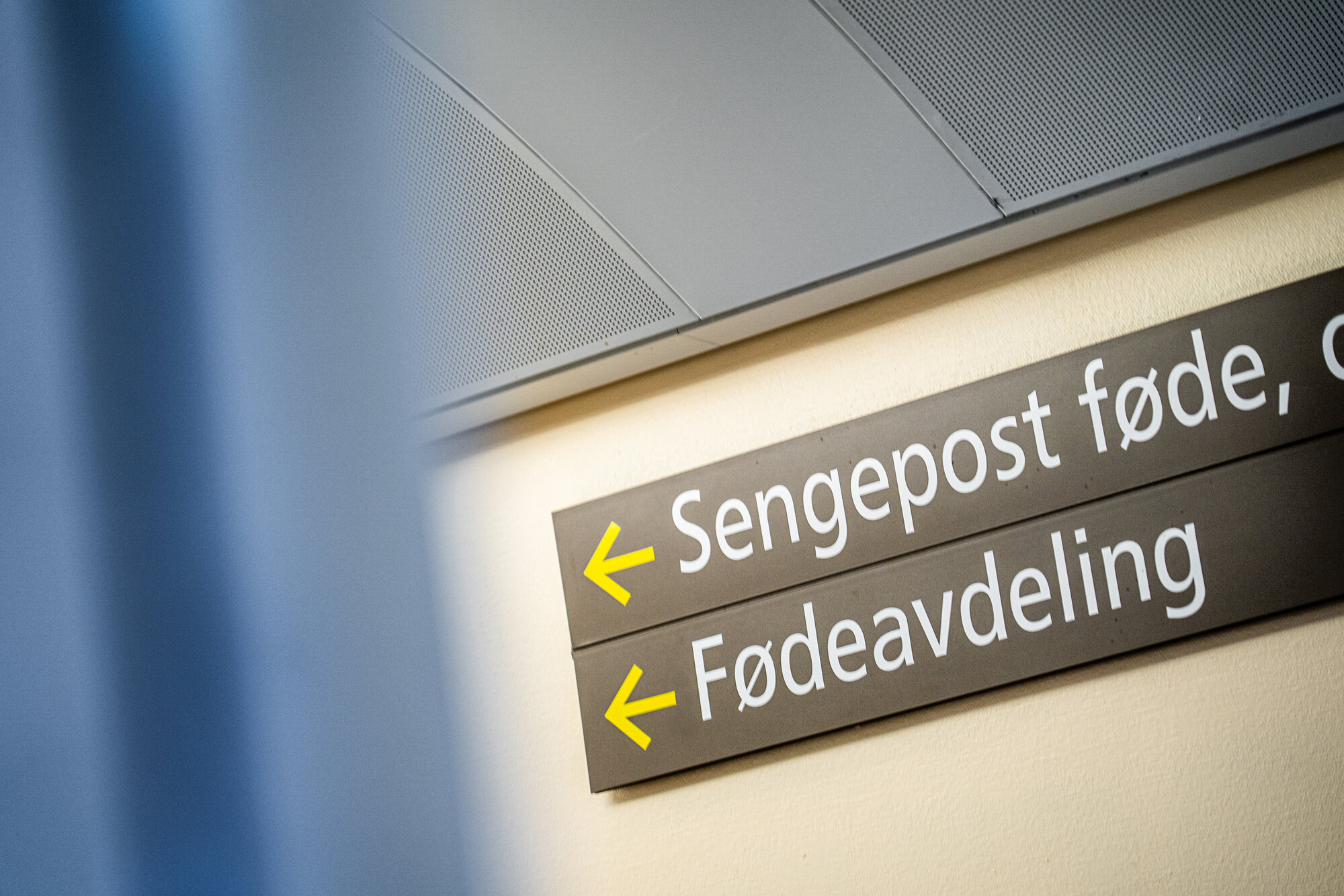 Bildet viser et skilt mot fødeavdelingen på Rikshospitalet.
