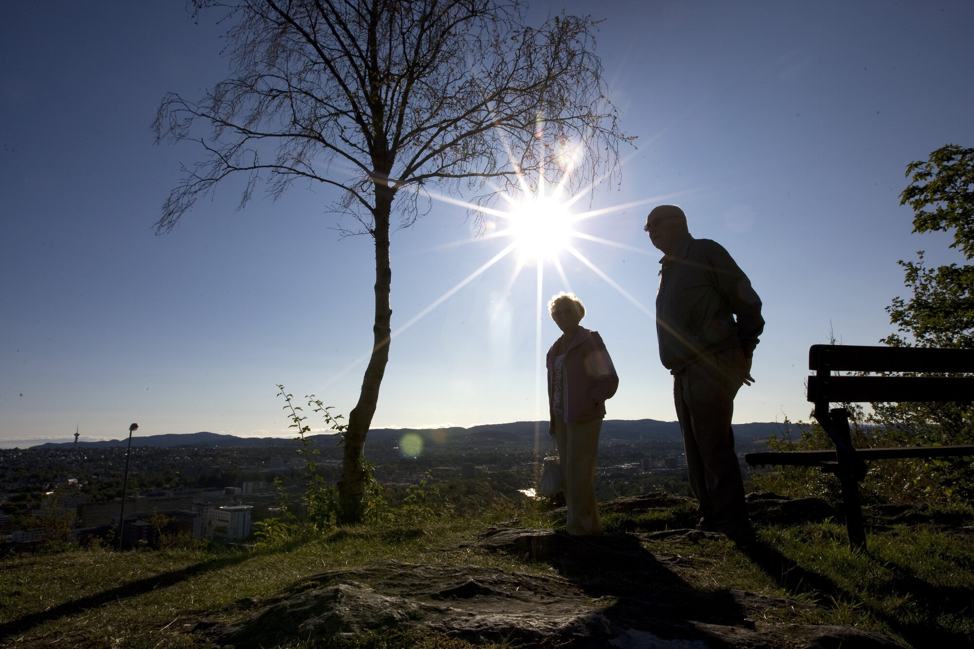 Bildet viser skyggen av en eldre mann og en kvinne.