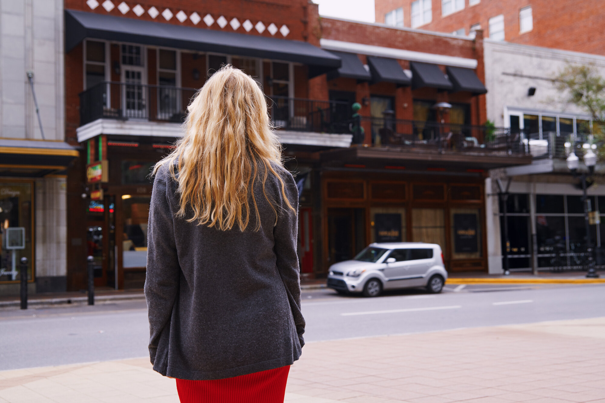 Bildet viser en kvinne som står med ryggen mot kamera.