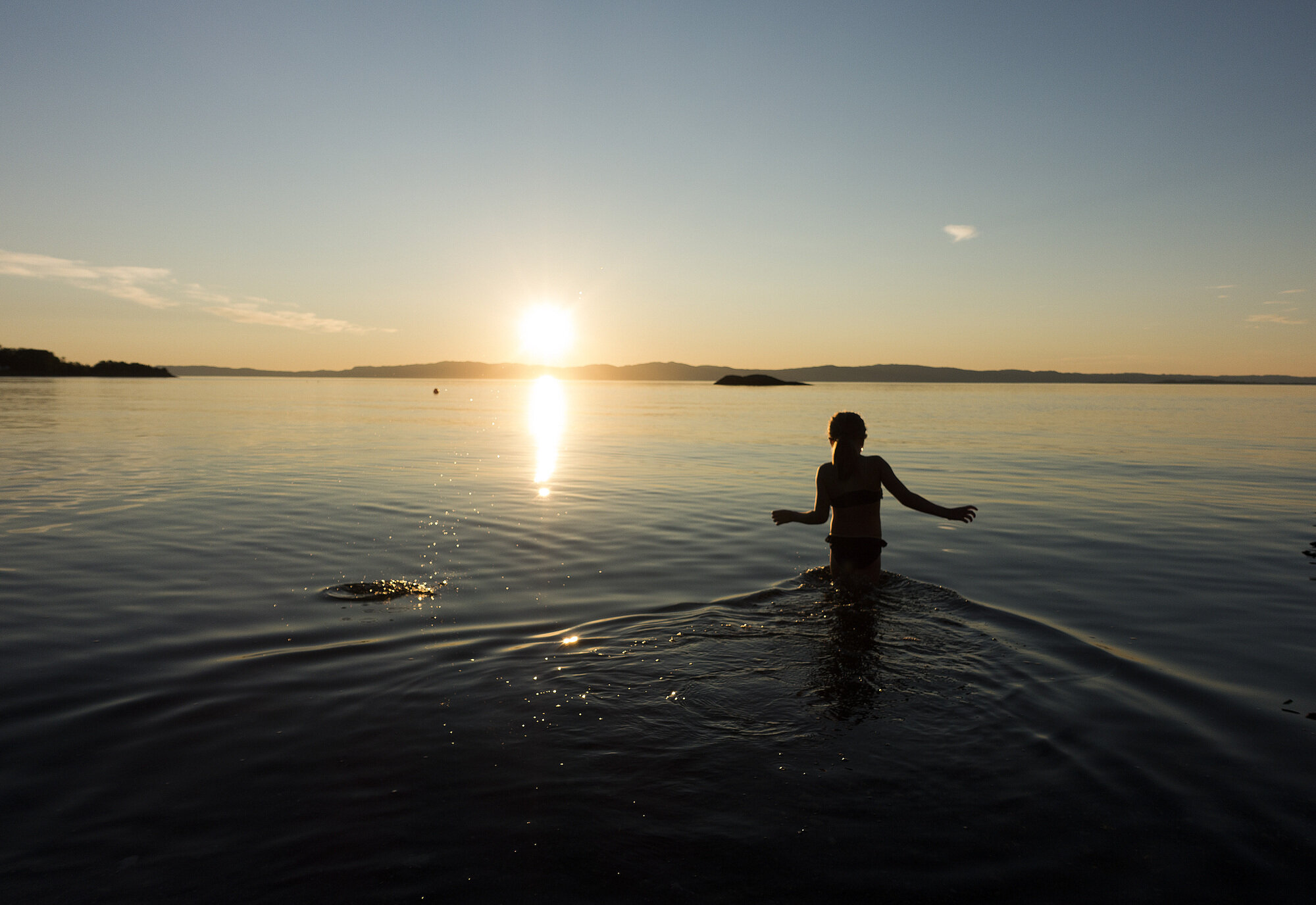Bilde av person som bader i havet