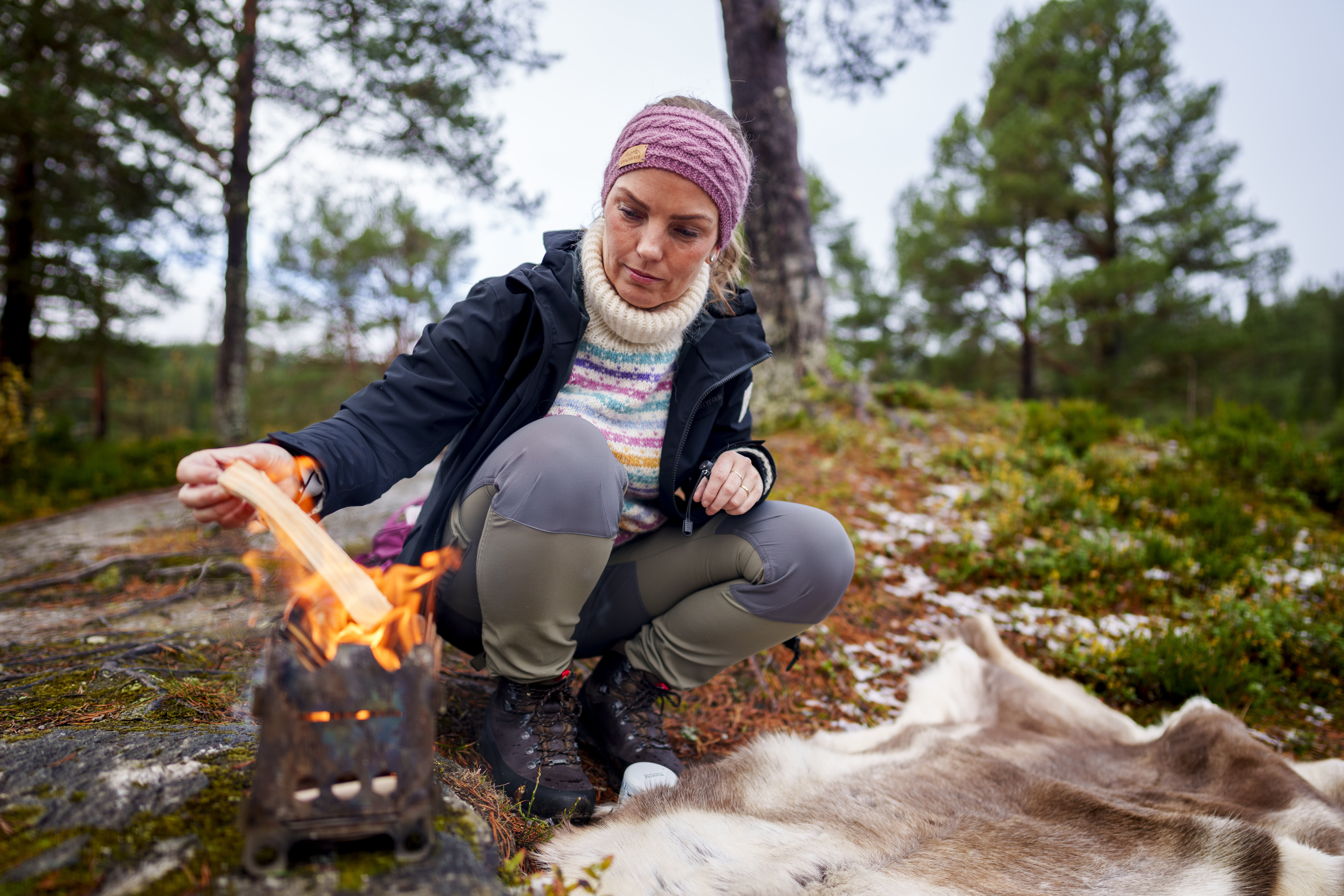 Karen Bjørk som tenner bål