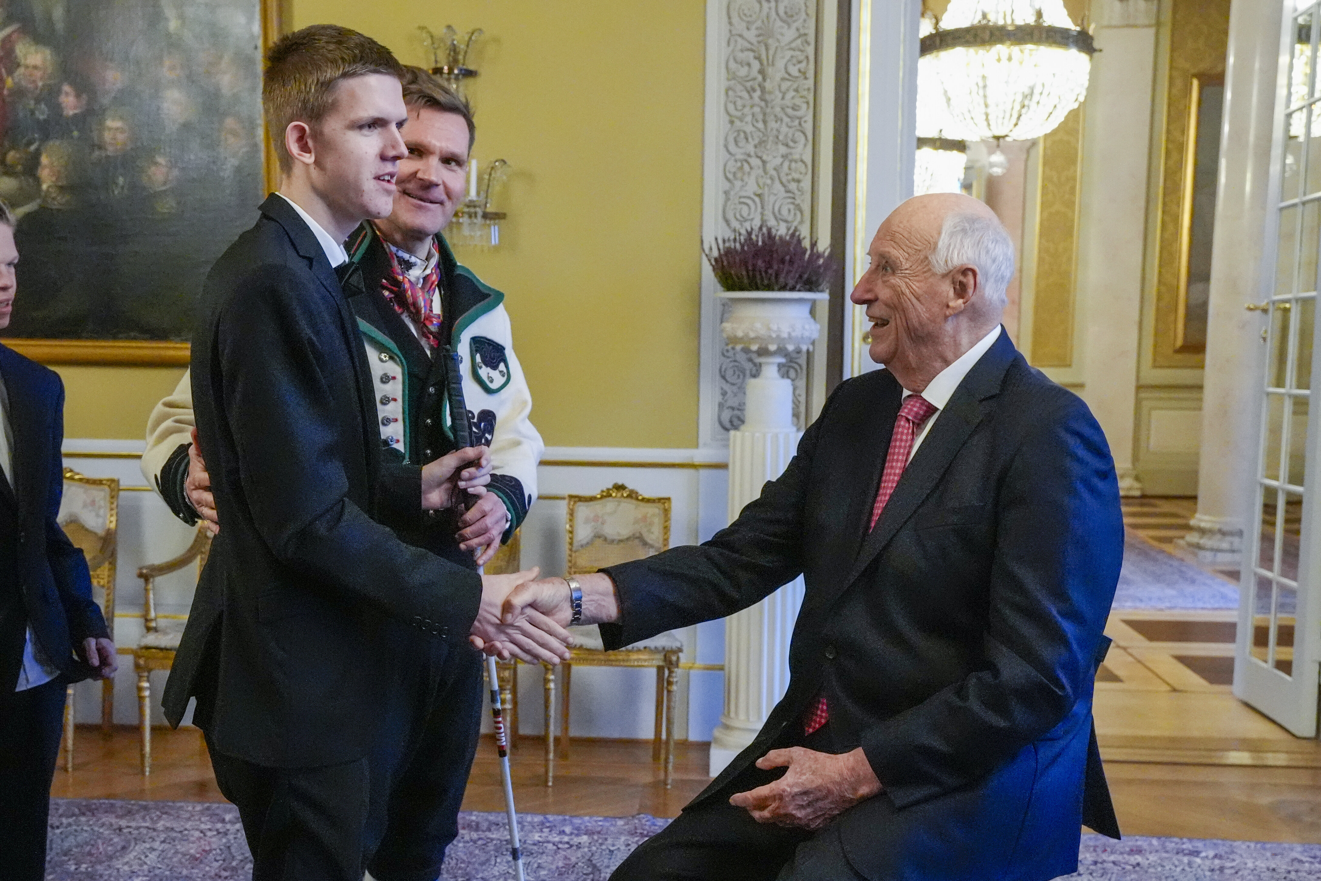 Syver Blindehim hilser på kongen