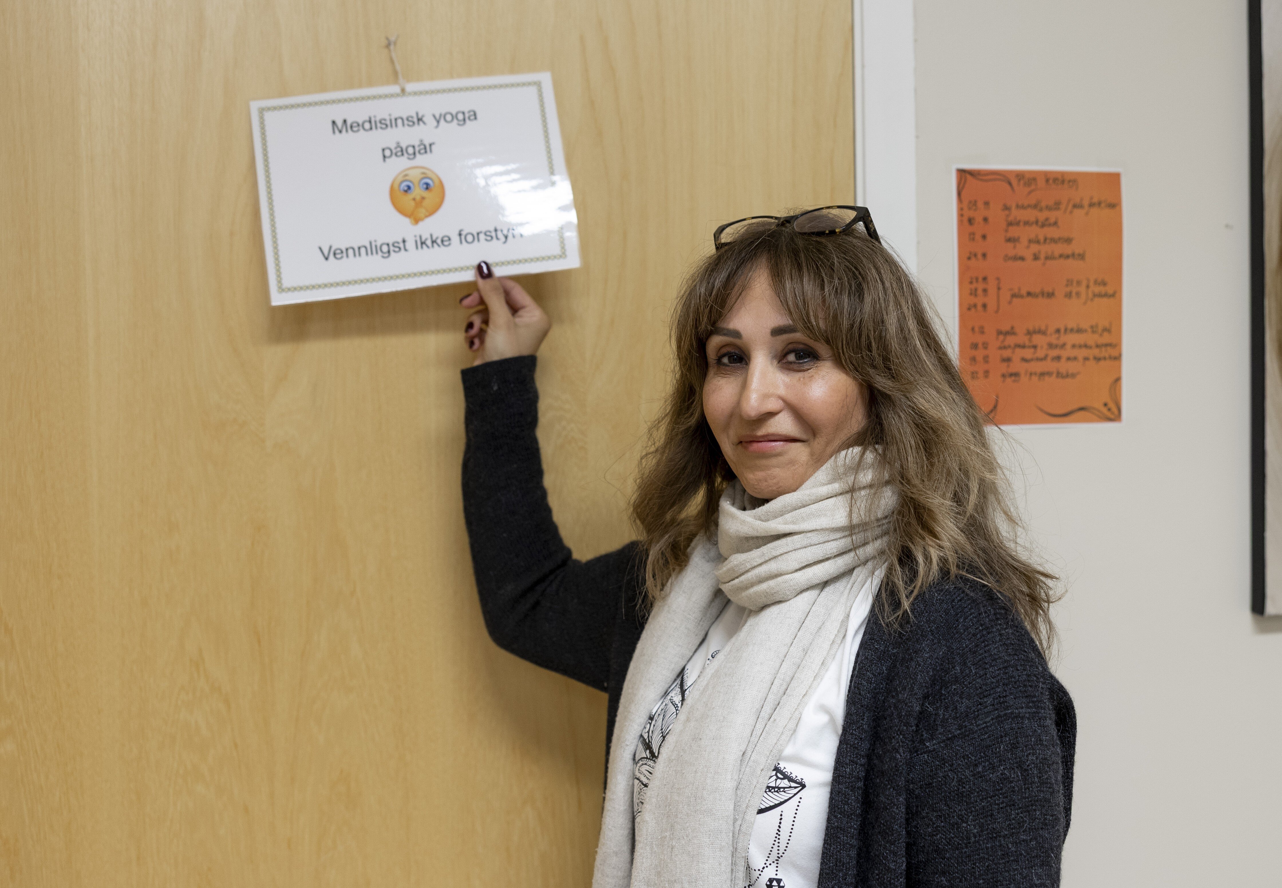 Bildet viser yogalærer og sykepleier Mitra Kiandad