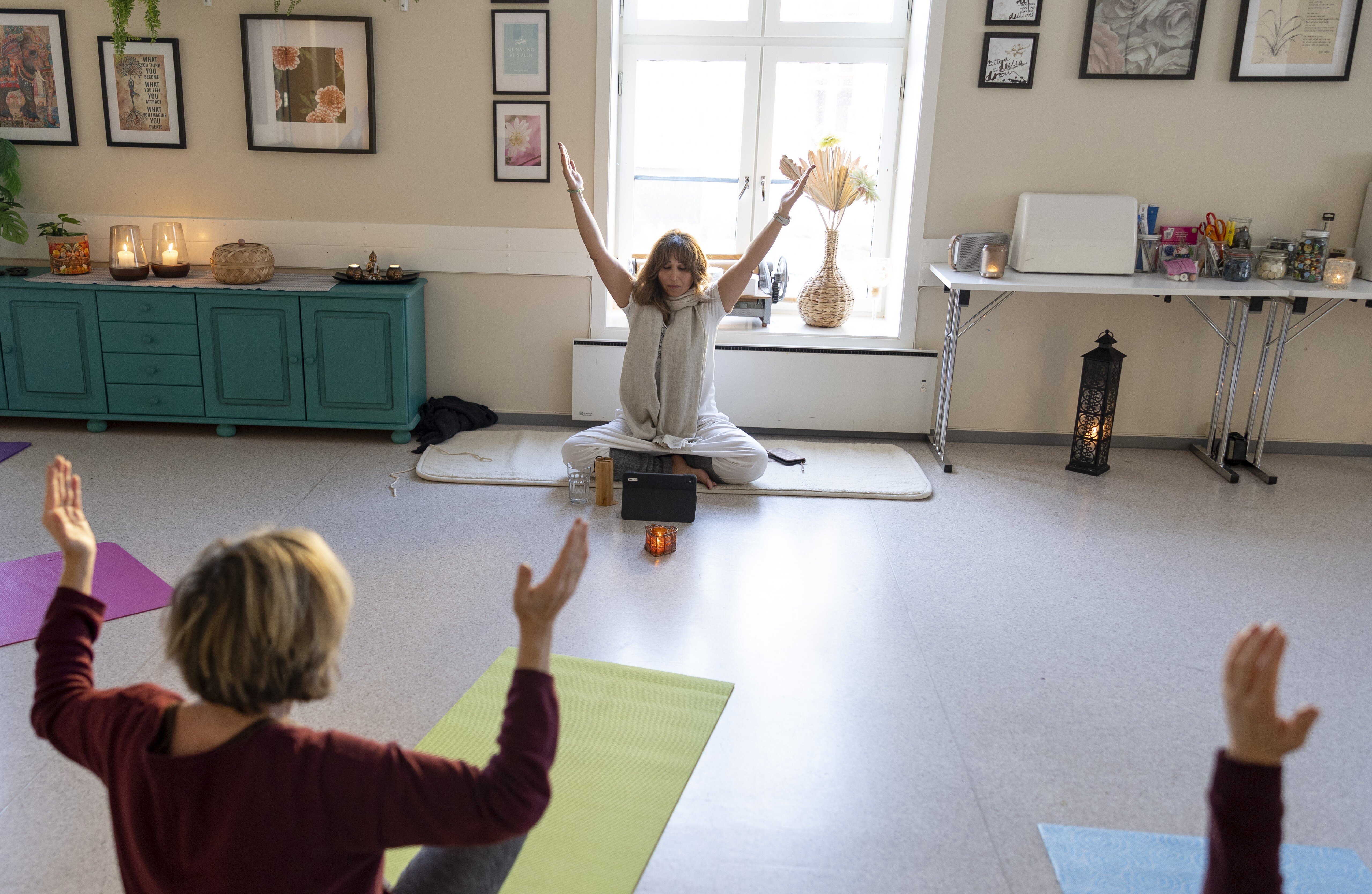 Bildet viser kurs i medisinsk yoga
