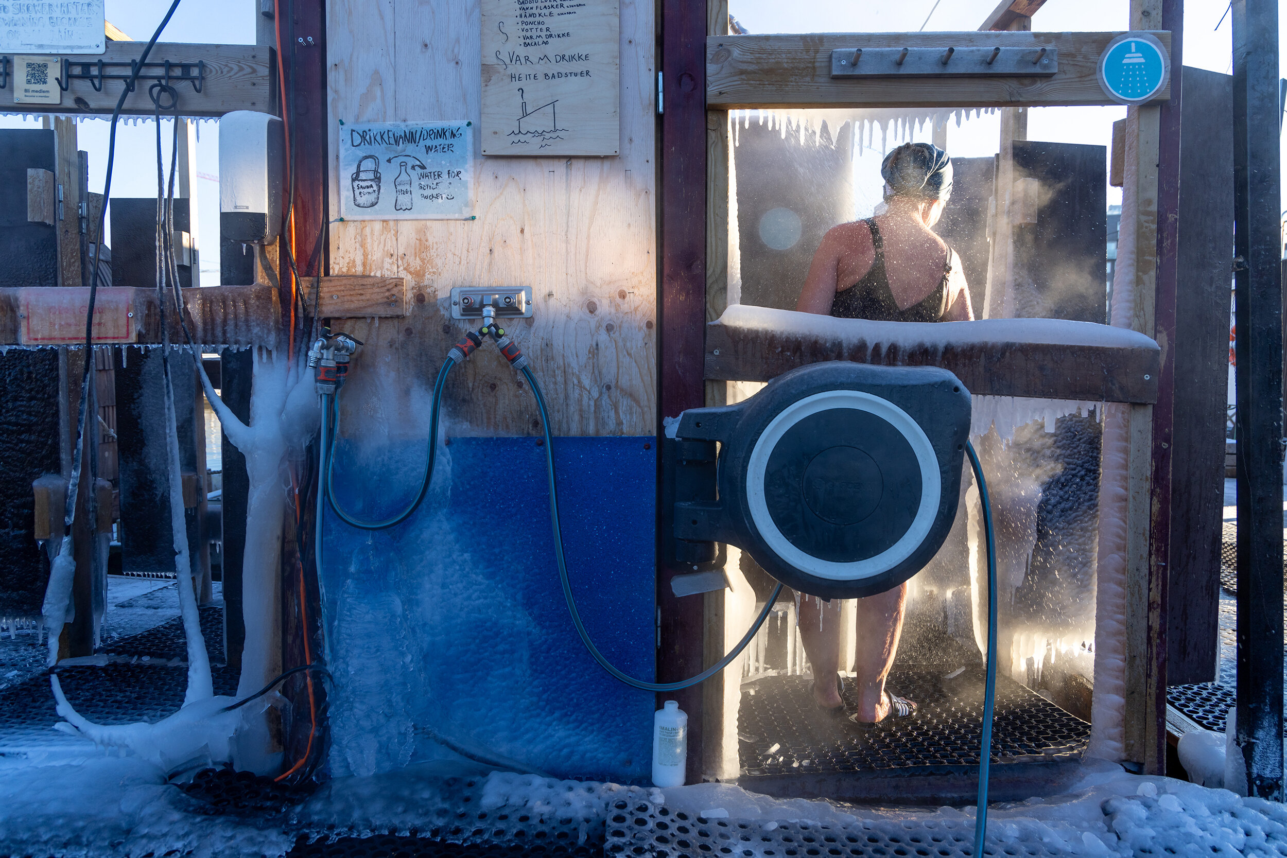 Bilde viser en dame som dusjer.