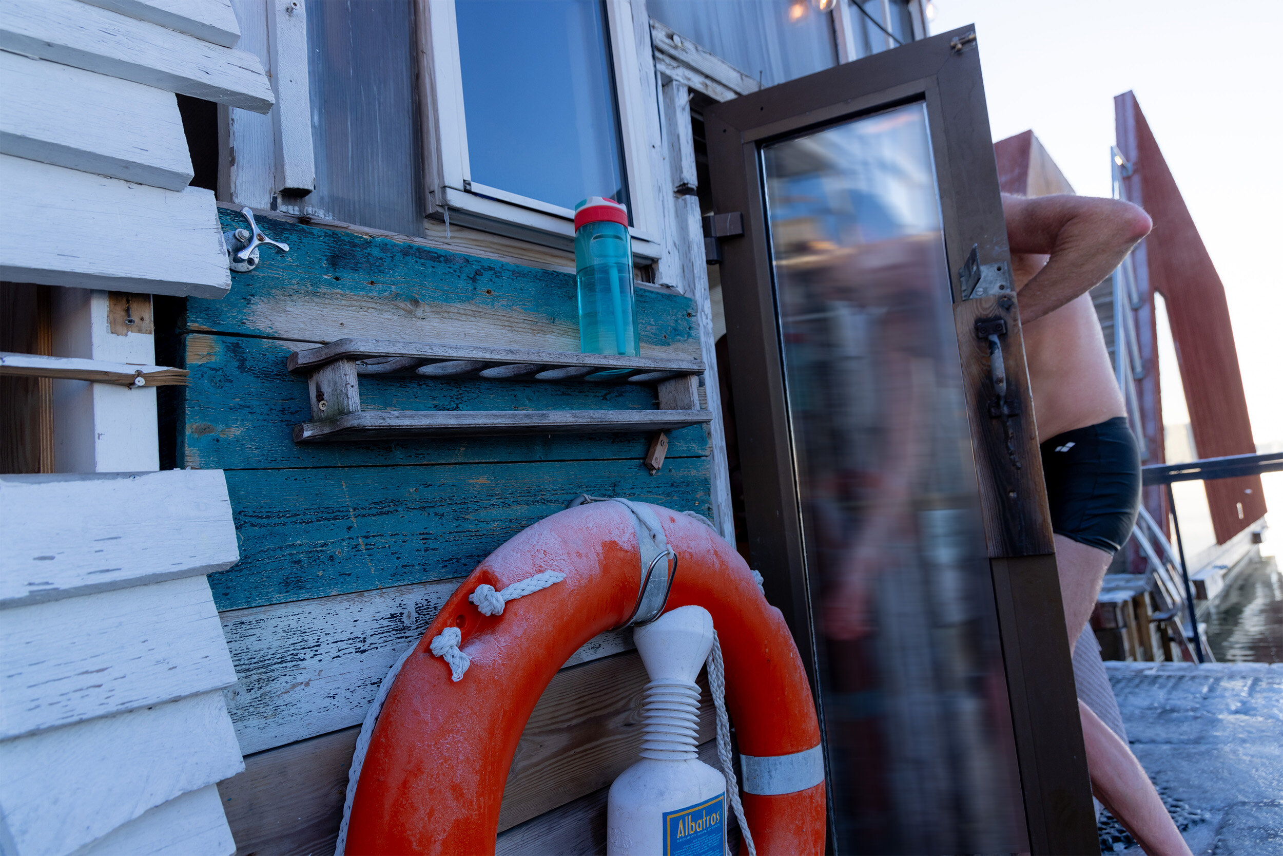 Bilde viser en mann på vei inn i en badstue