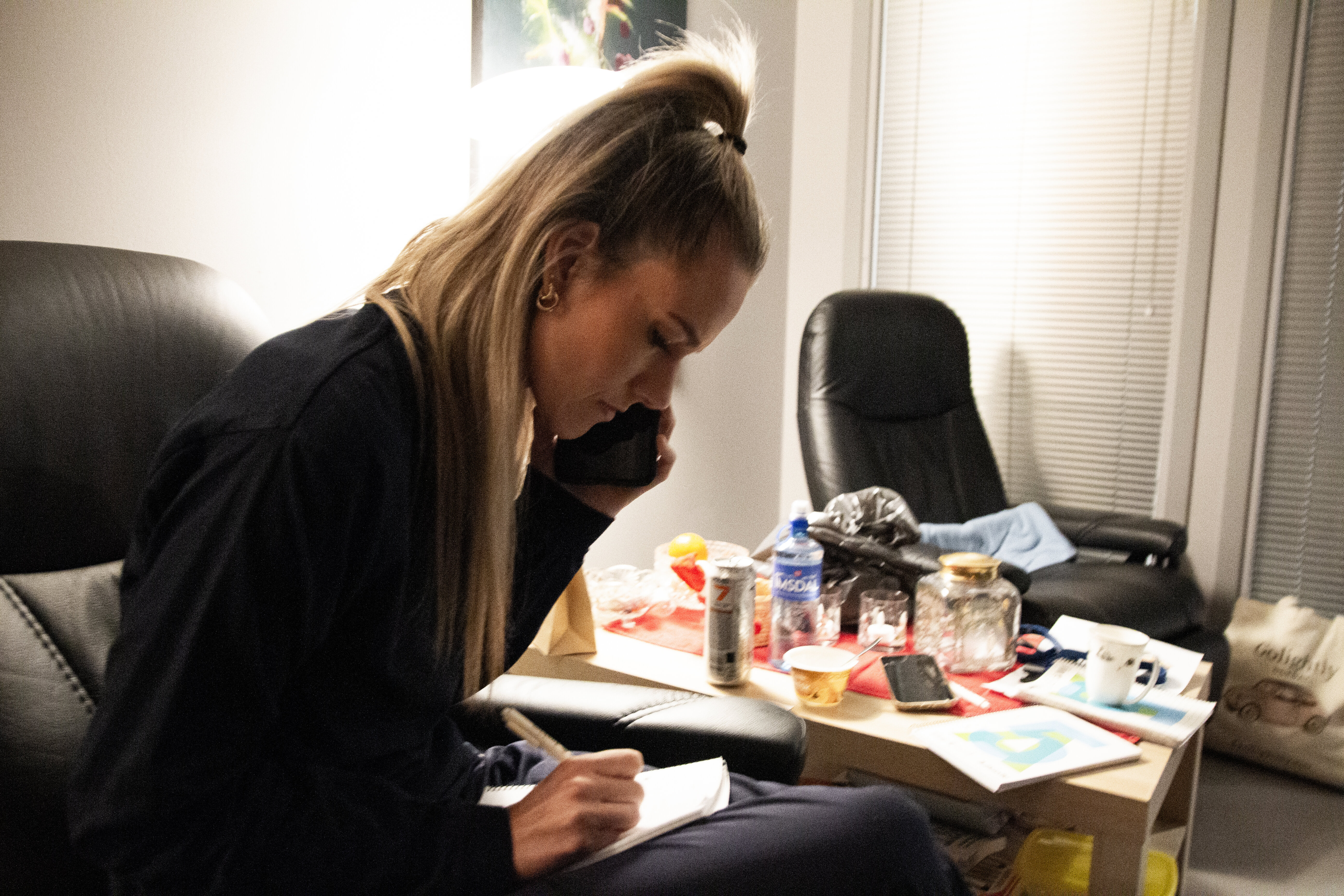 Margrethe Margrethe som tar en telefon