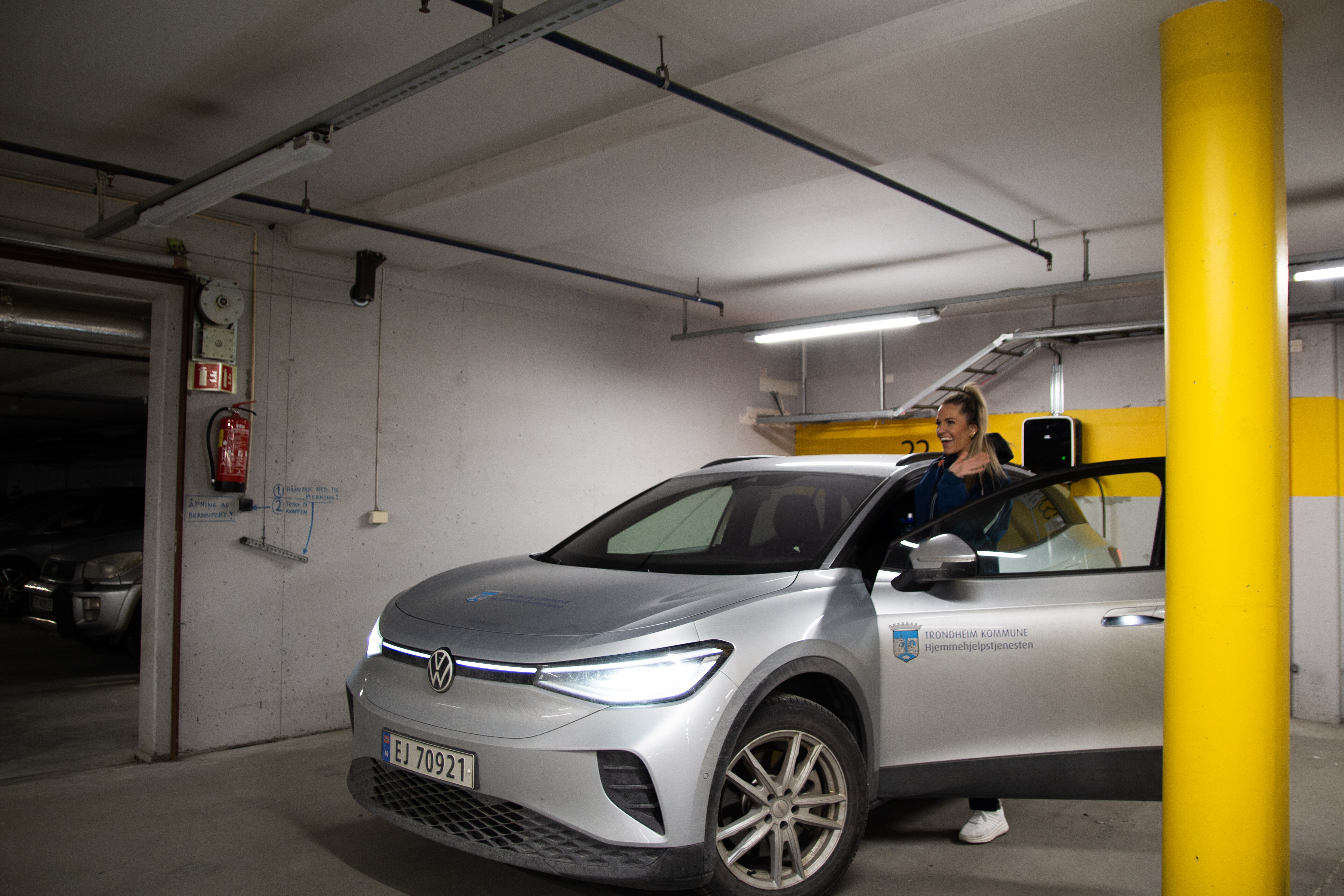 Bil til jobben Setter seg inn i bilen