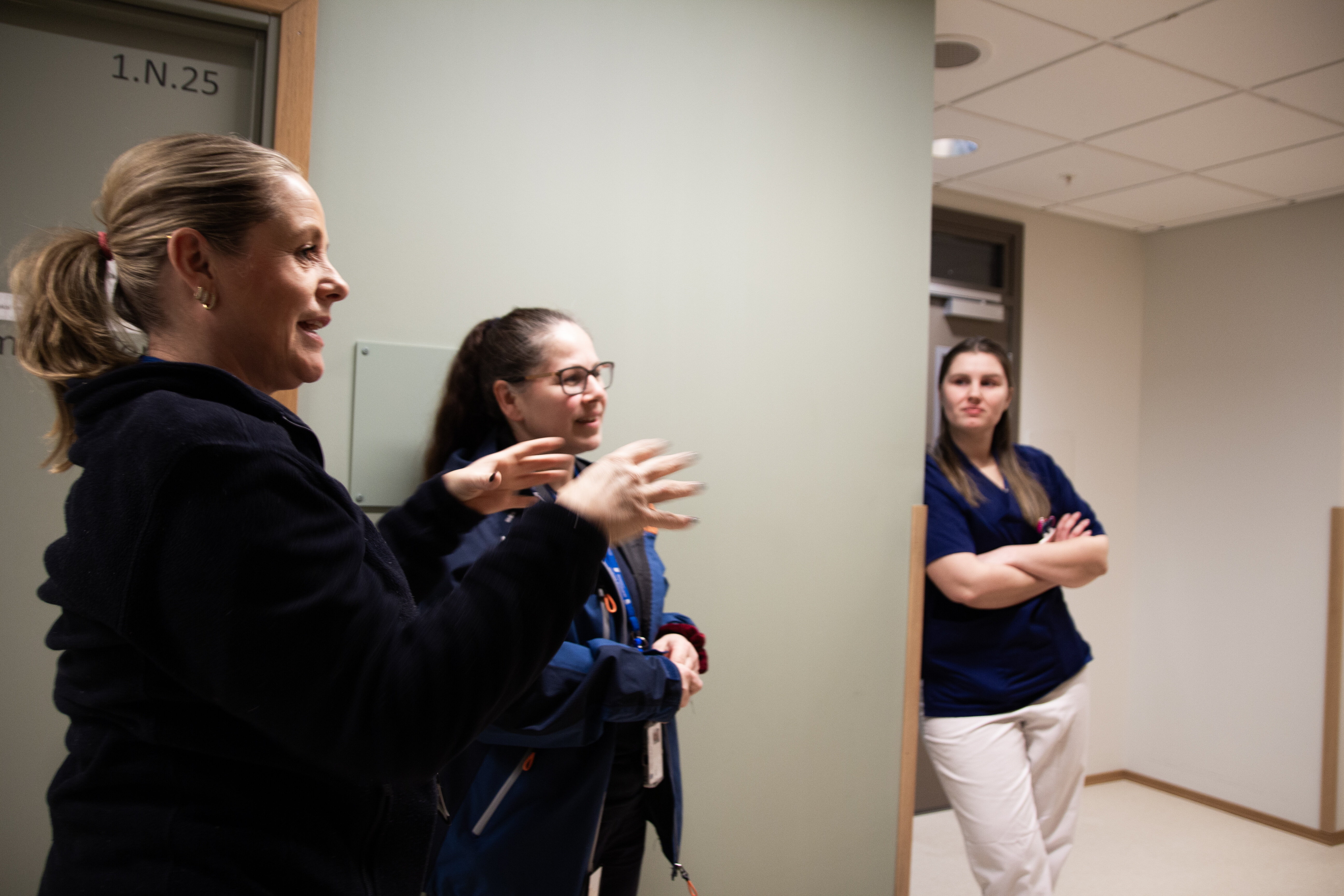 Sykepleiere fra Klæbu sykehjem Sykepleier på hjul prater med sykepleiere