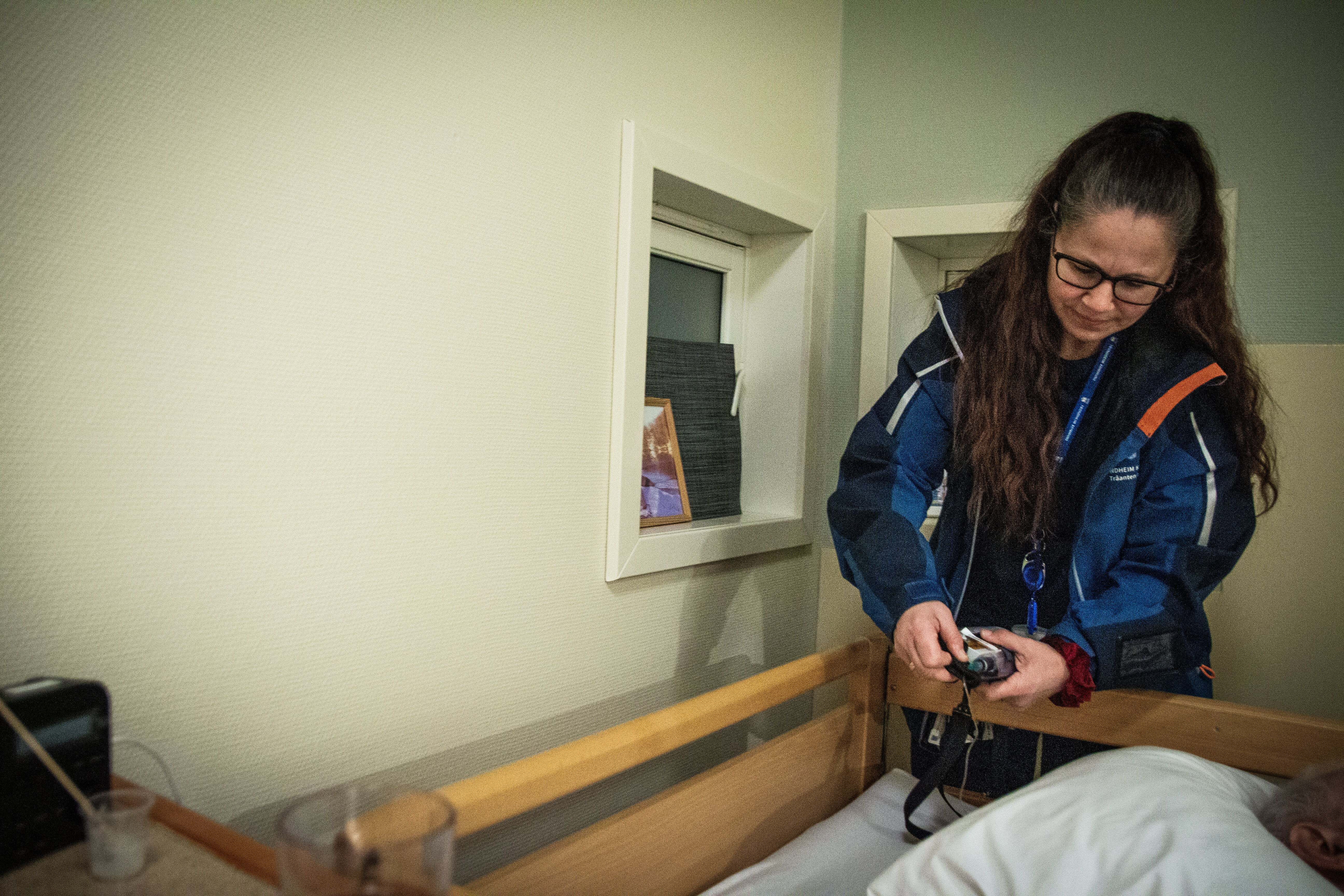 Smertepumpe Vanja som sjekker smertepumpe