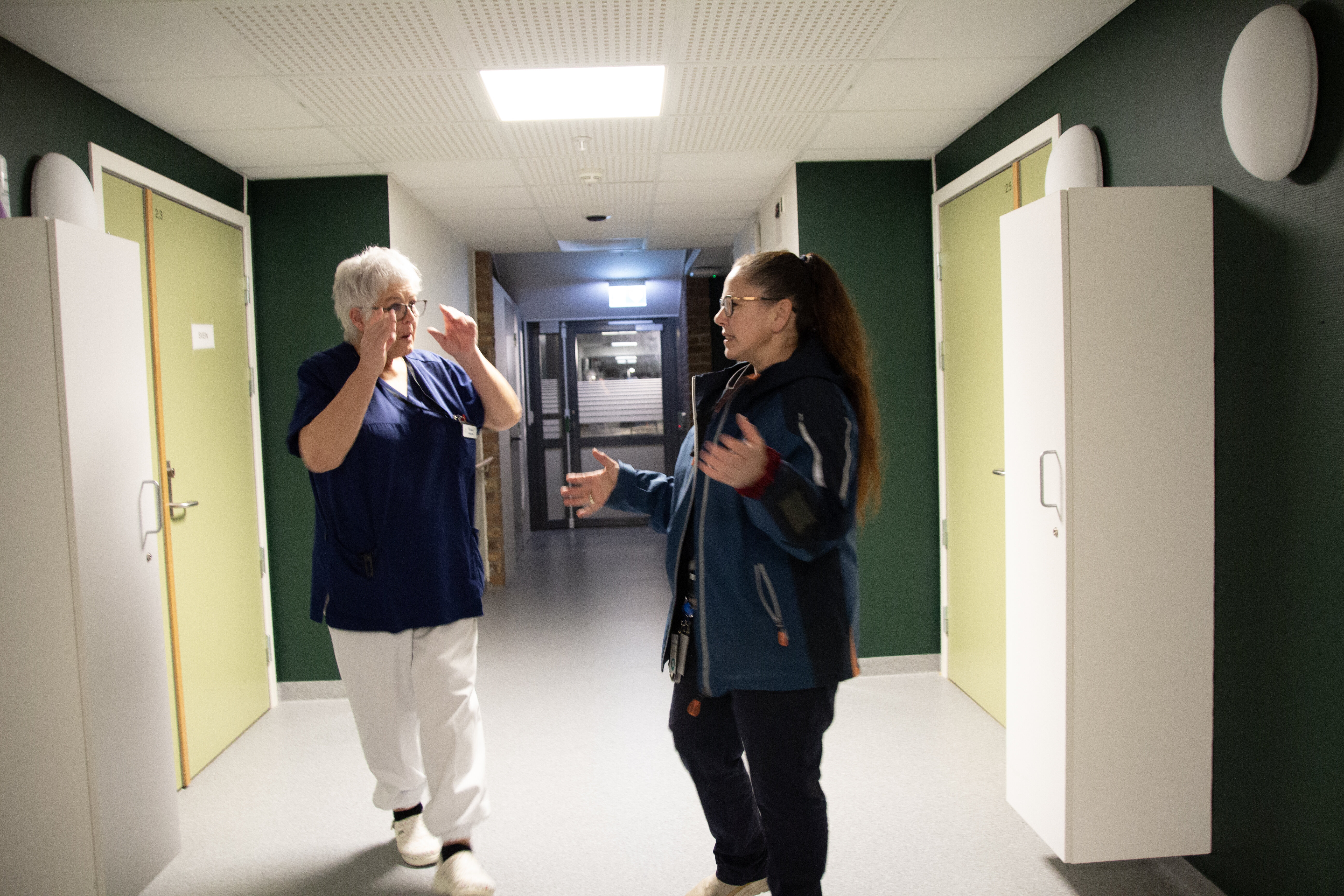 Sykepleier Vanja prater med sykepleier