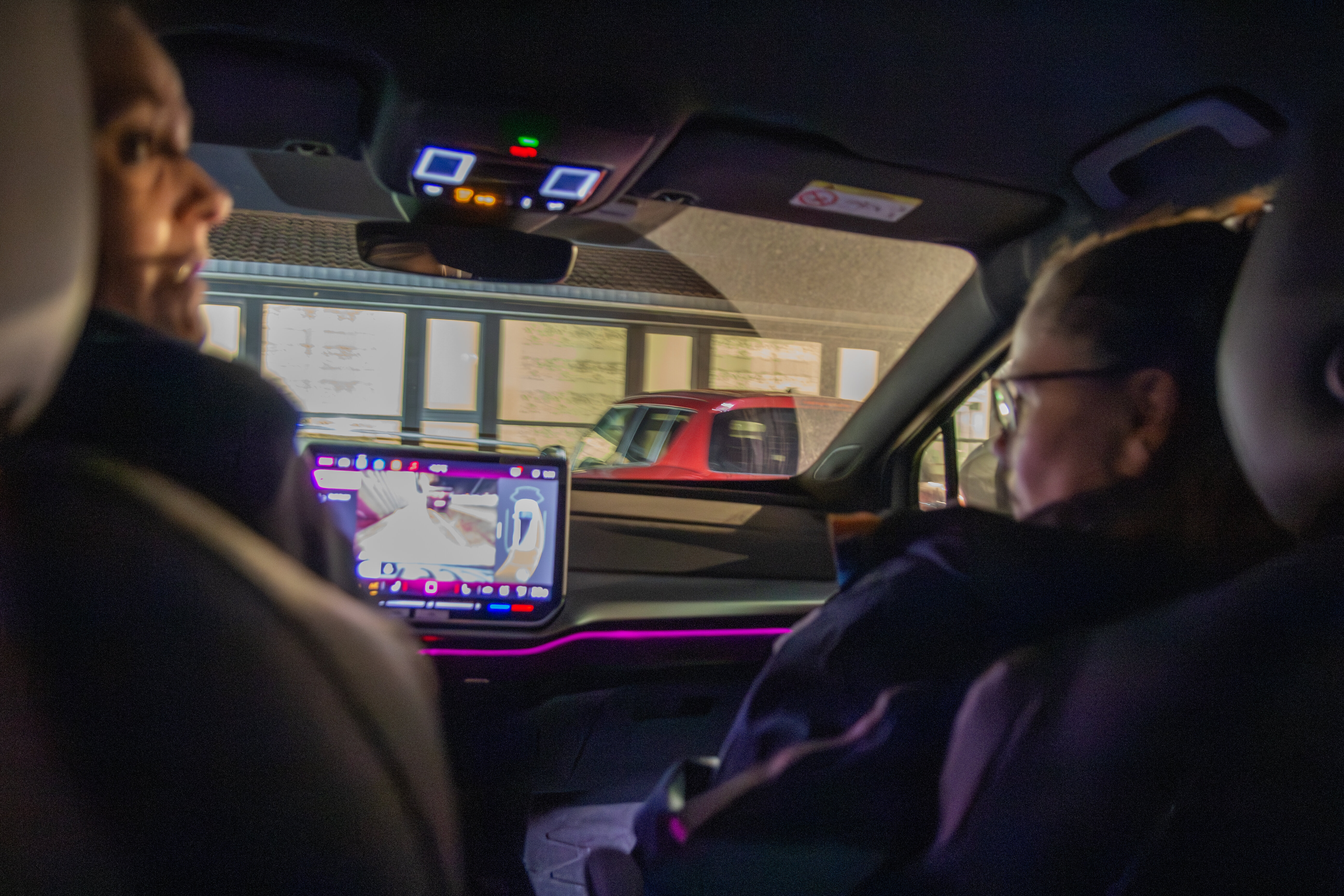 Cecilie og Vanja som kjører Cecilie og Vanja som kjører