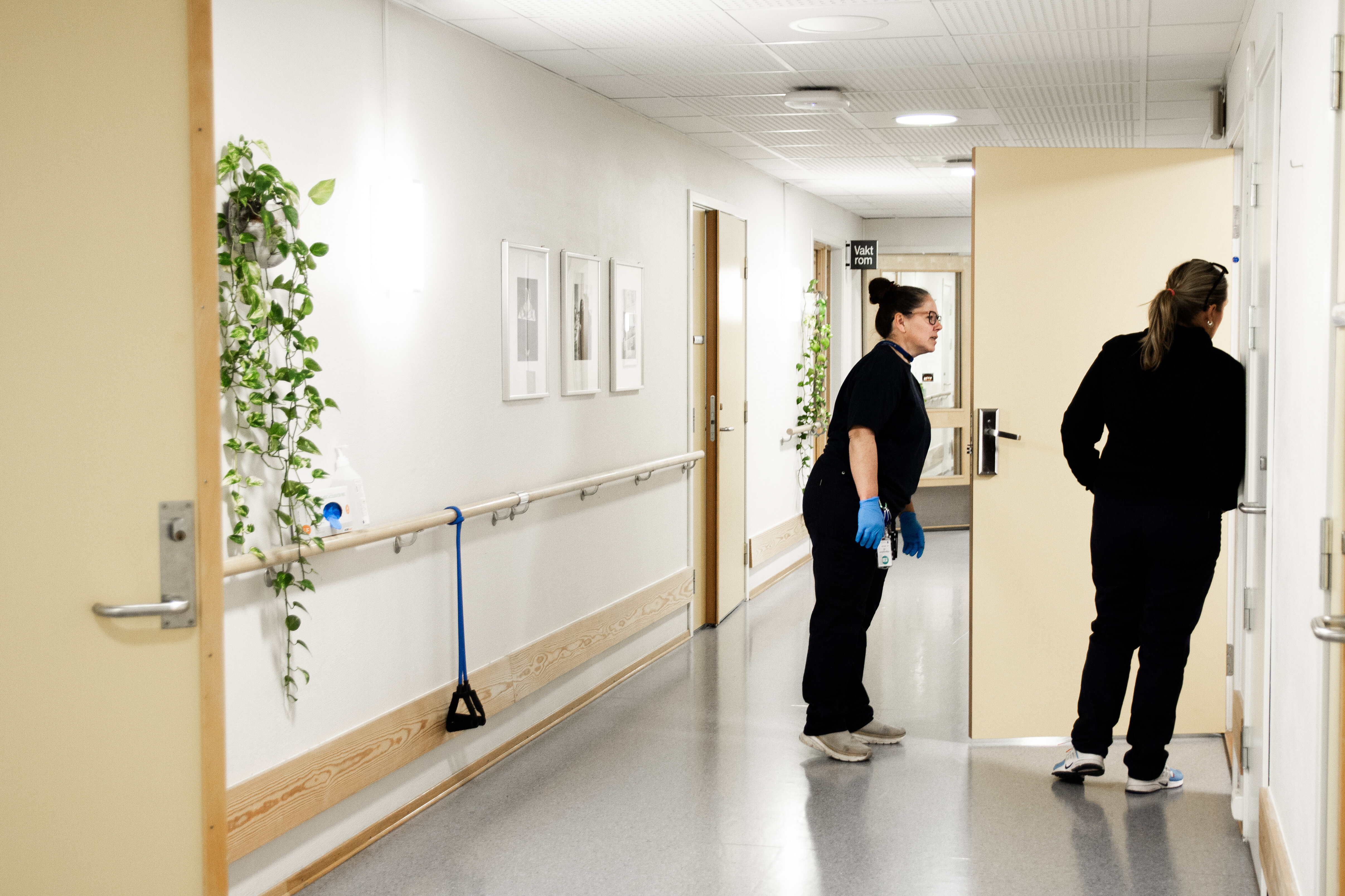 Pasient Vanja og Cecilie ser inn hos en pasient