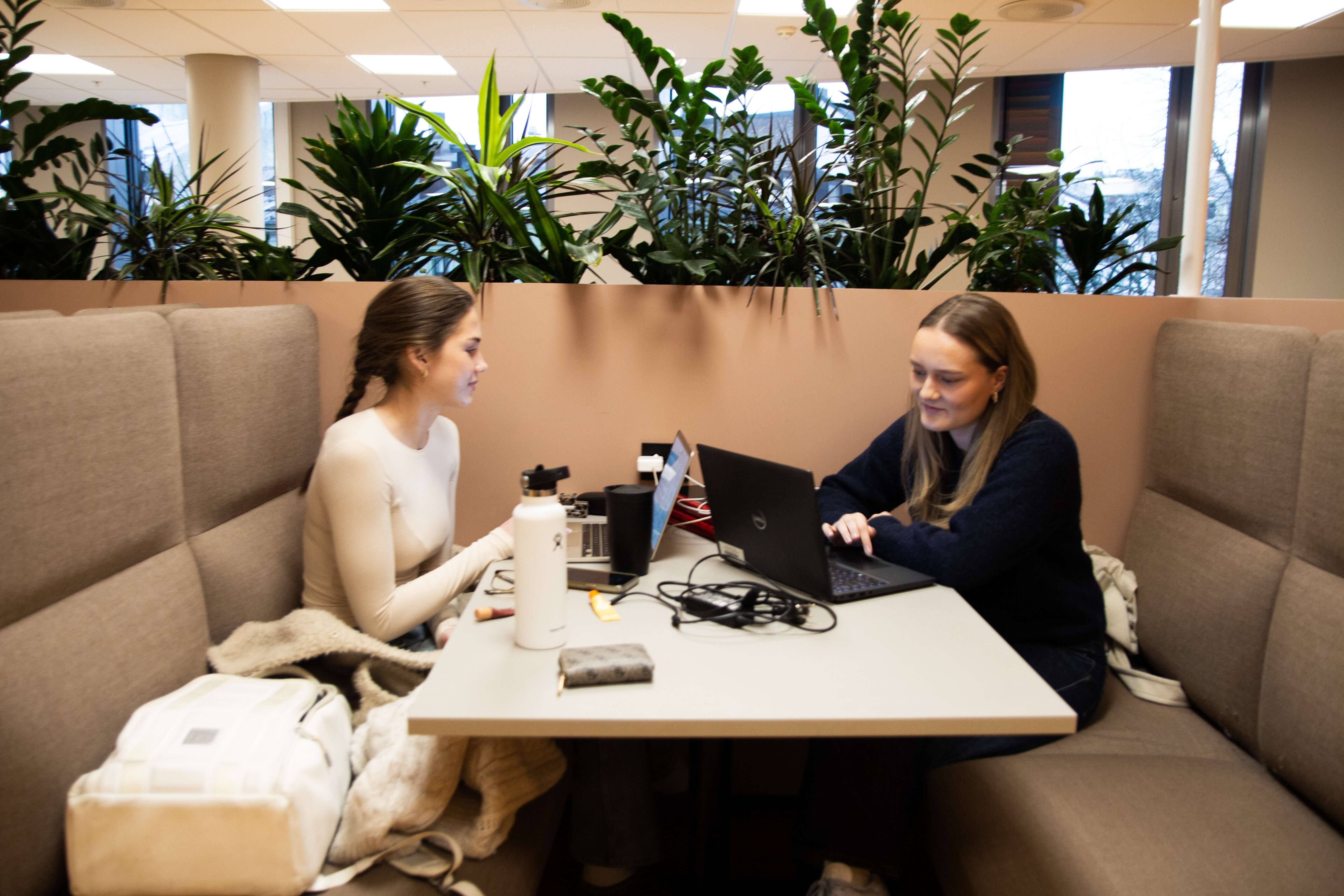 Astrid og Katinka som øver