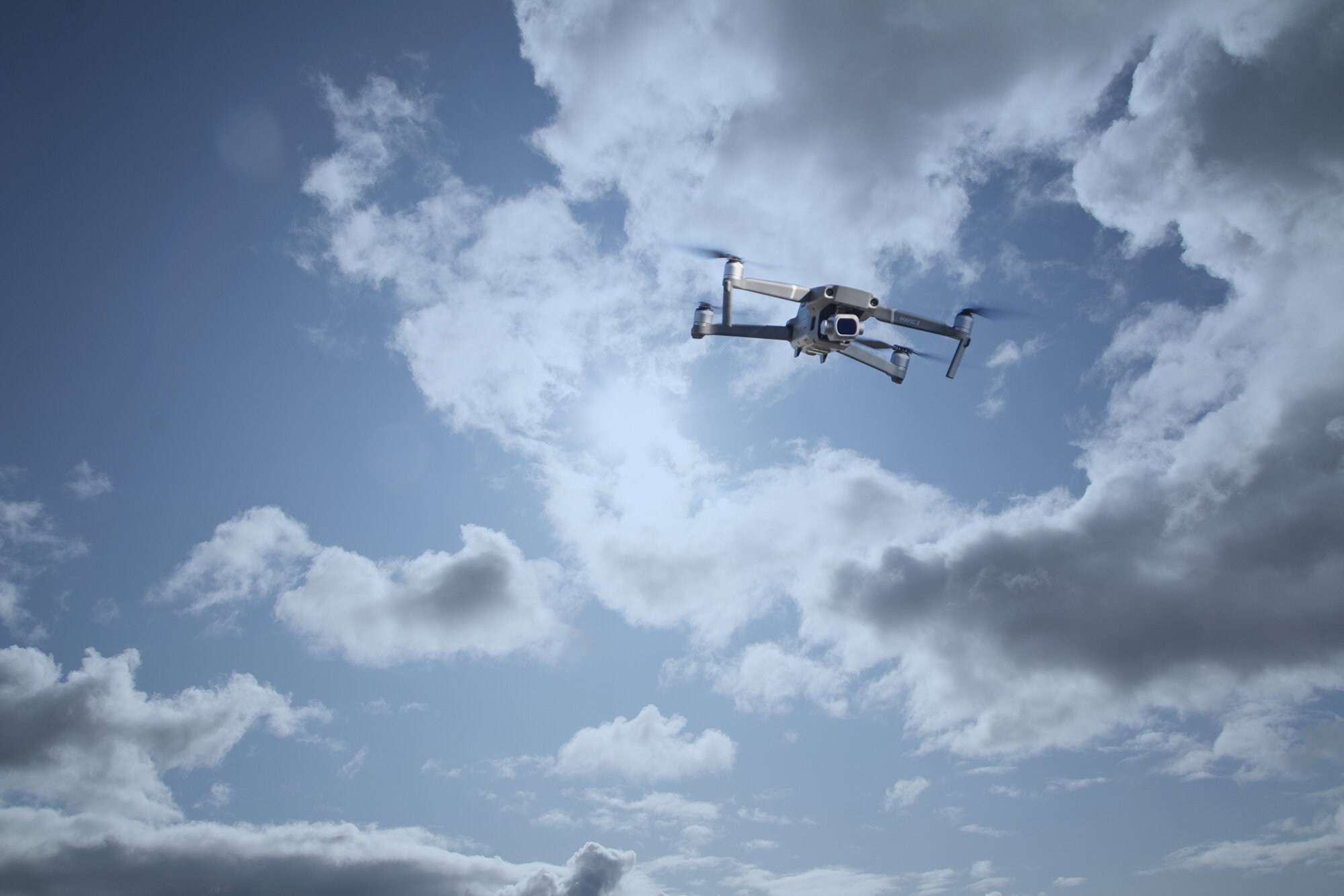 Bildet viser en drone.