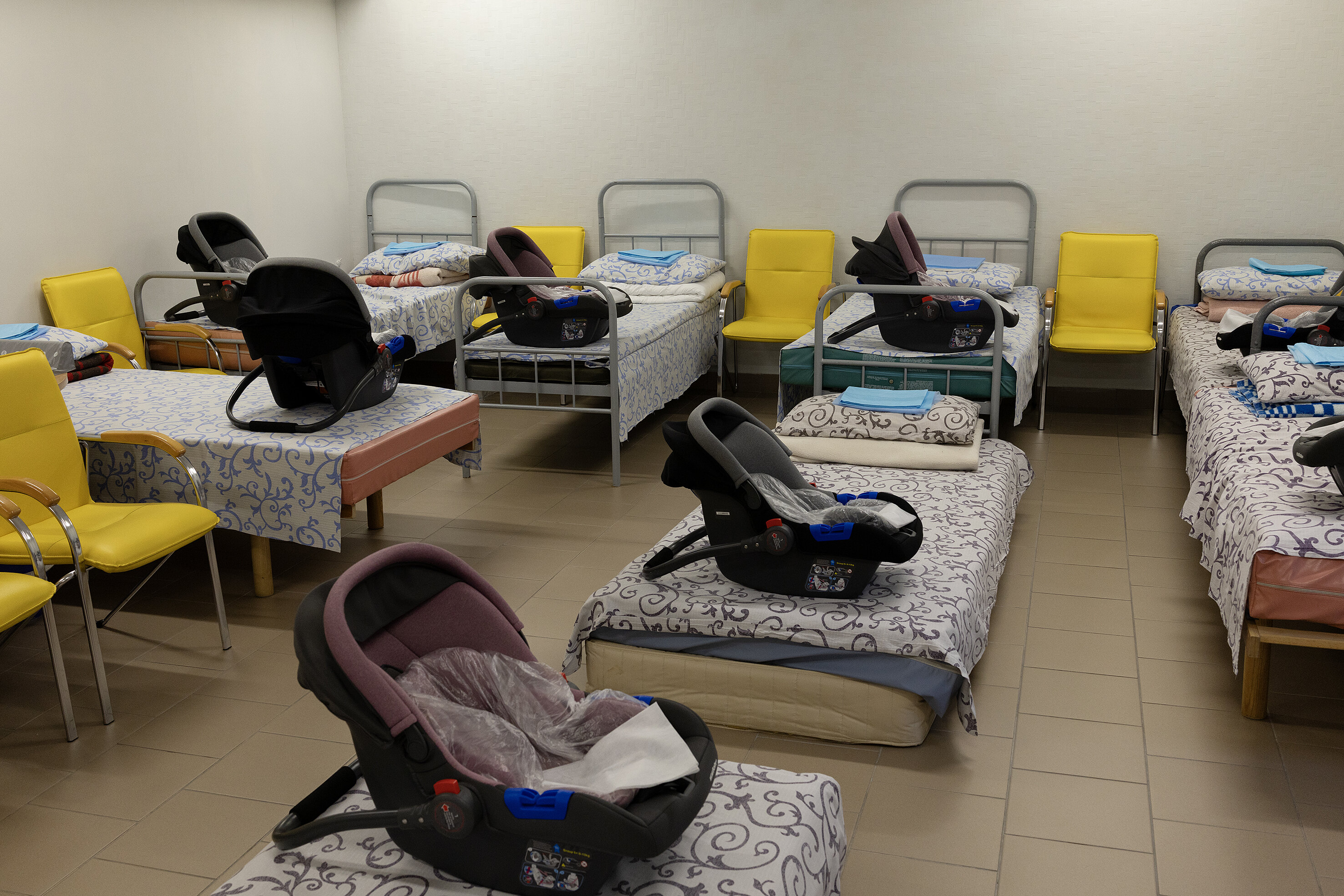 Bilde av barneseter på sykehussenger