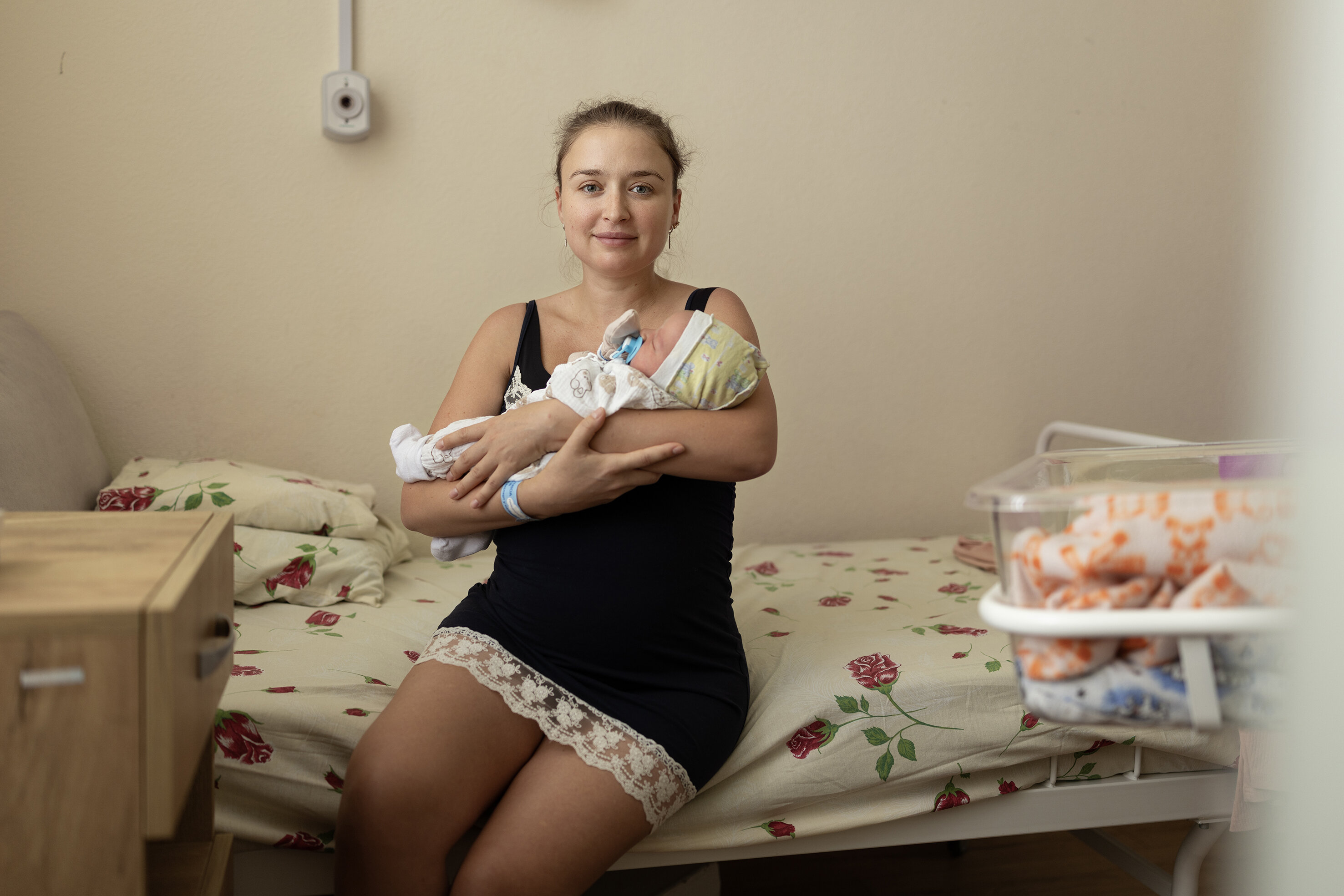 Bilde av nybakt mamma på sykehusseng