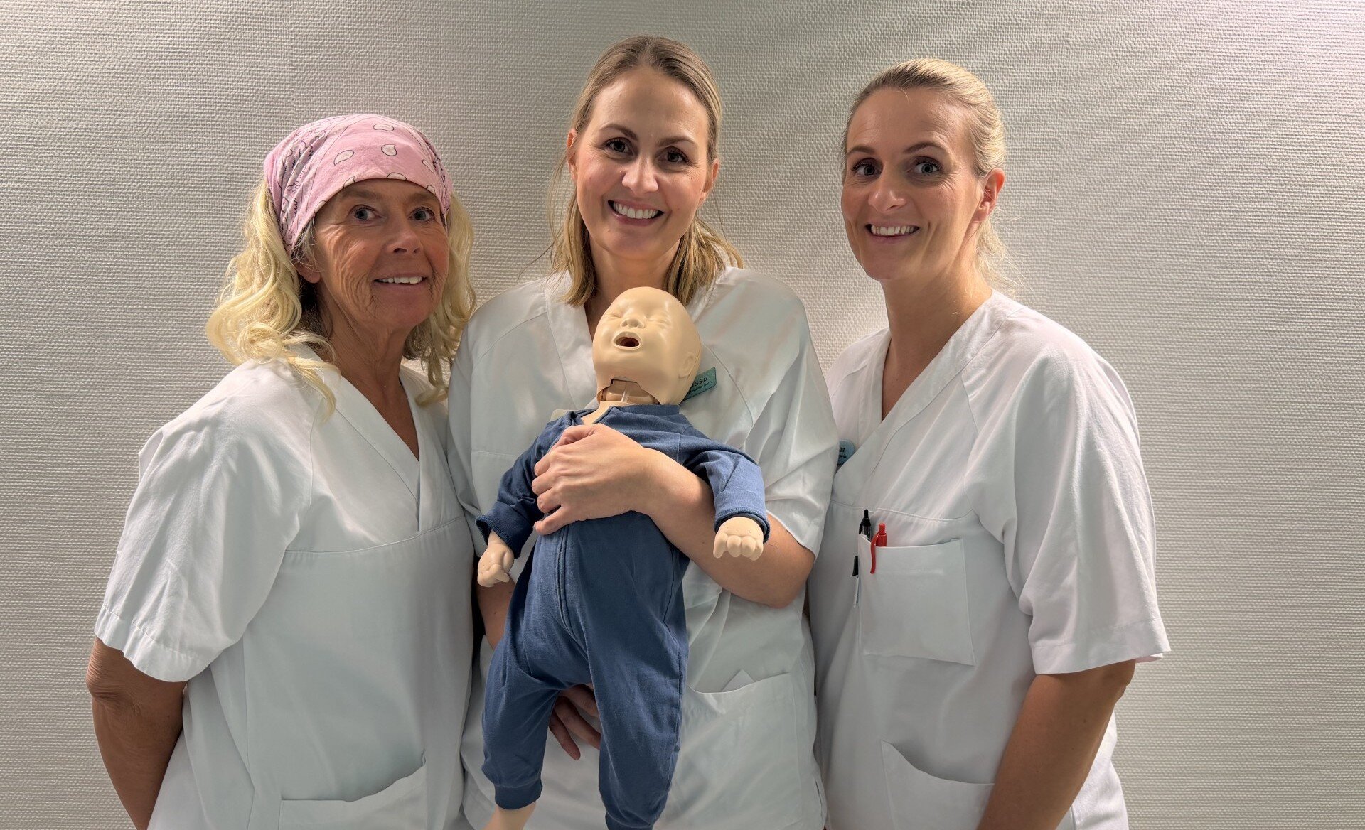 Bildet viser tre sykepleiere som er med i prosjektet "Trygt hjem" ved UNN