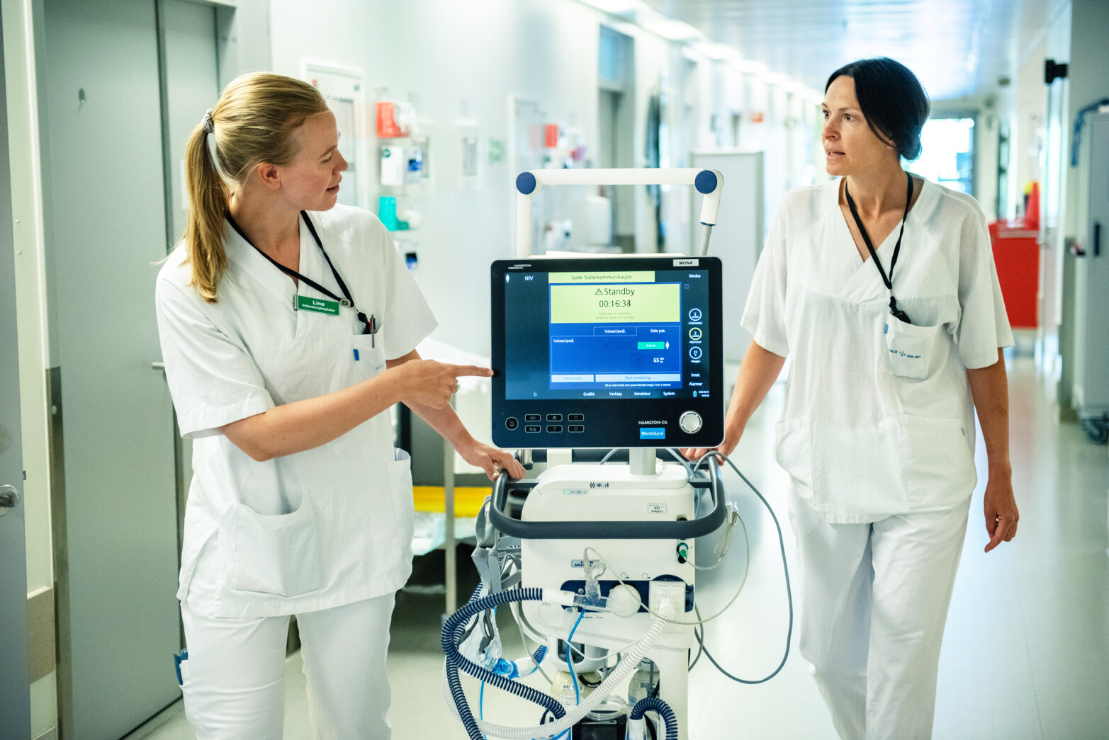 Bildet viser Line Hammeren med kollega på Ahus