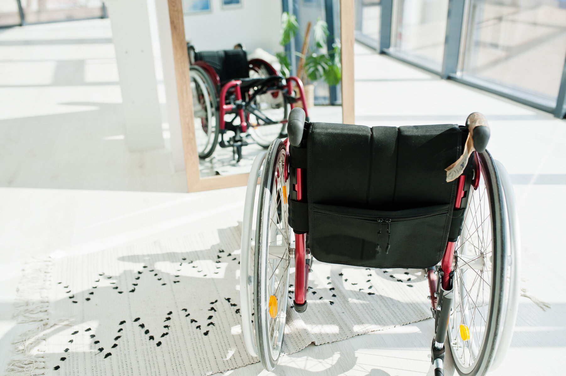 Bildet viser en tom rullestol Bildet viser en tom rullestol