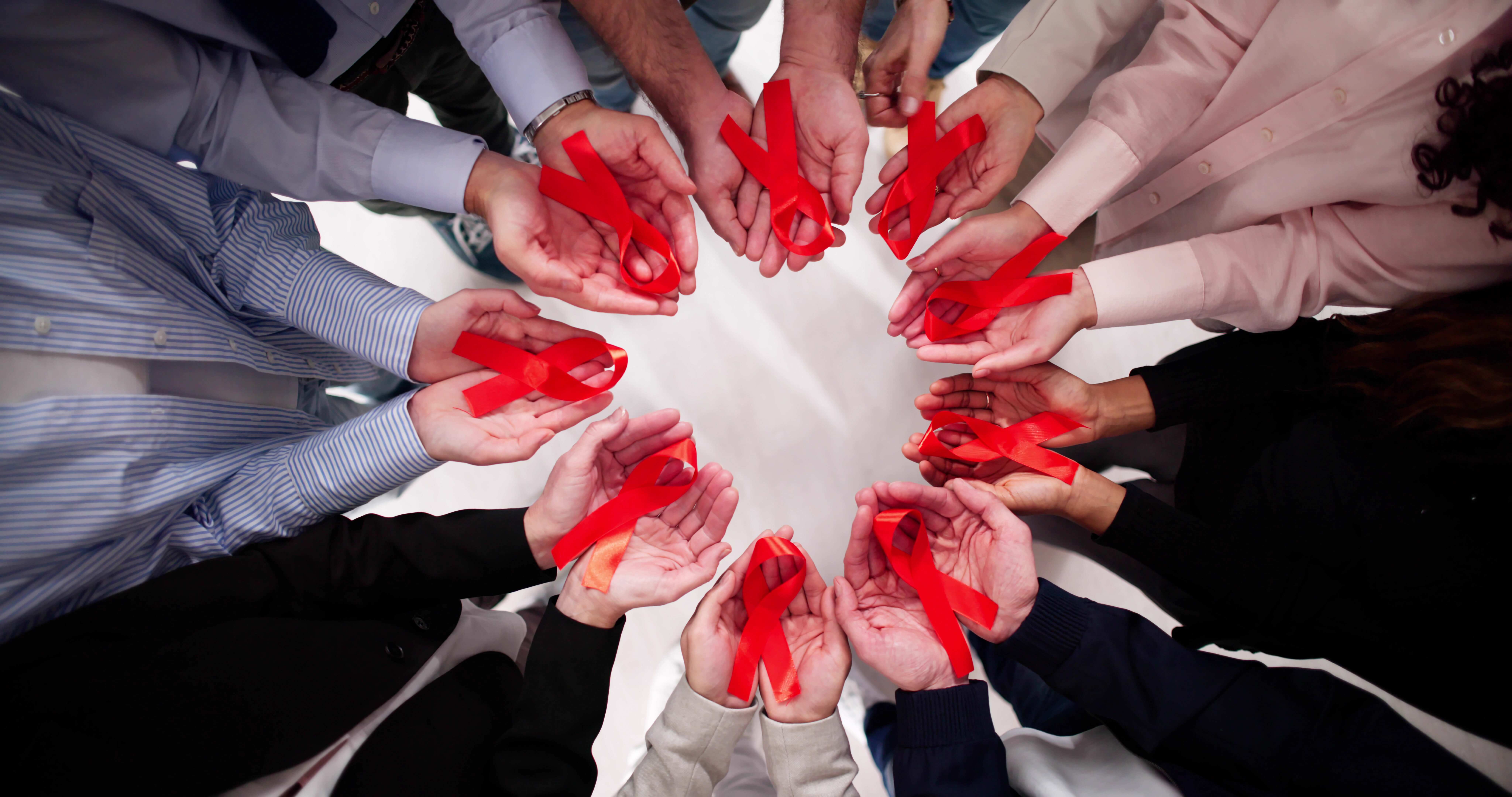 hender som holder røde sløyfer bildet viser hender som holder røde sløyfer