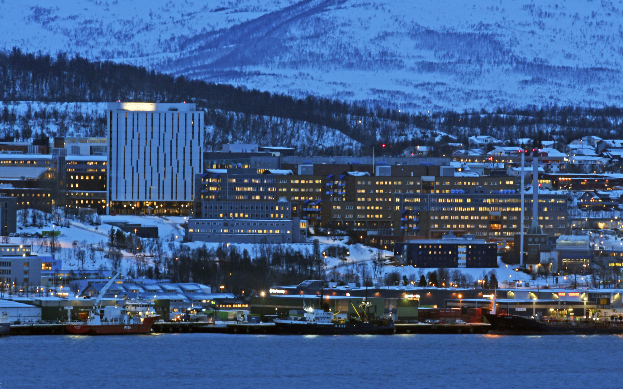 Bildet viser Tromsø med Universitetssykehuset i Nord-Norge