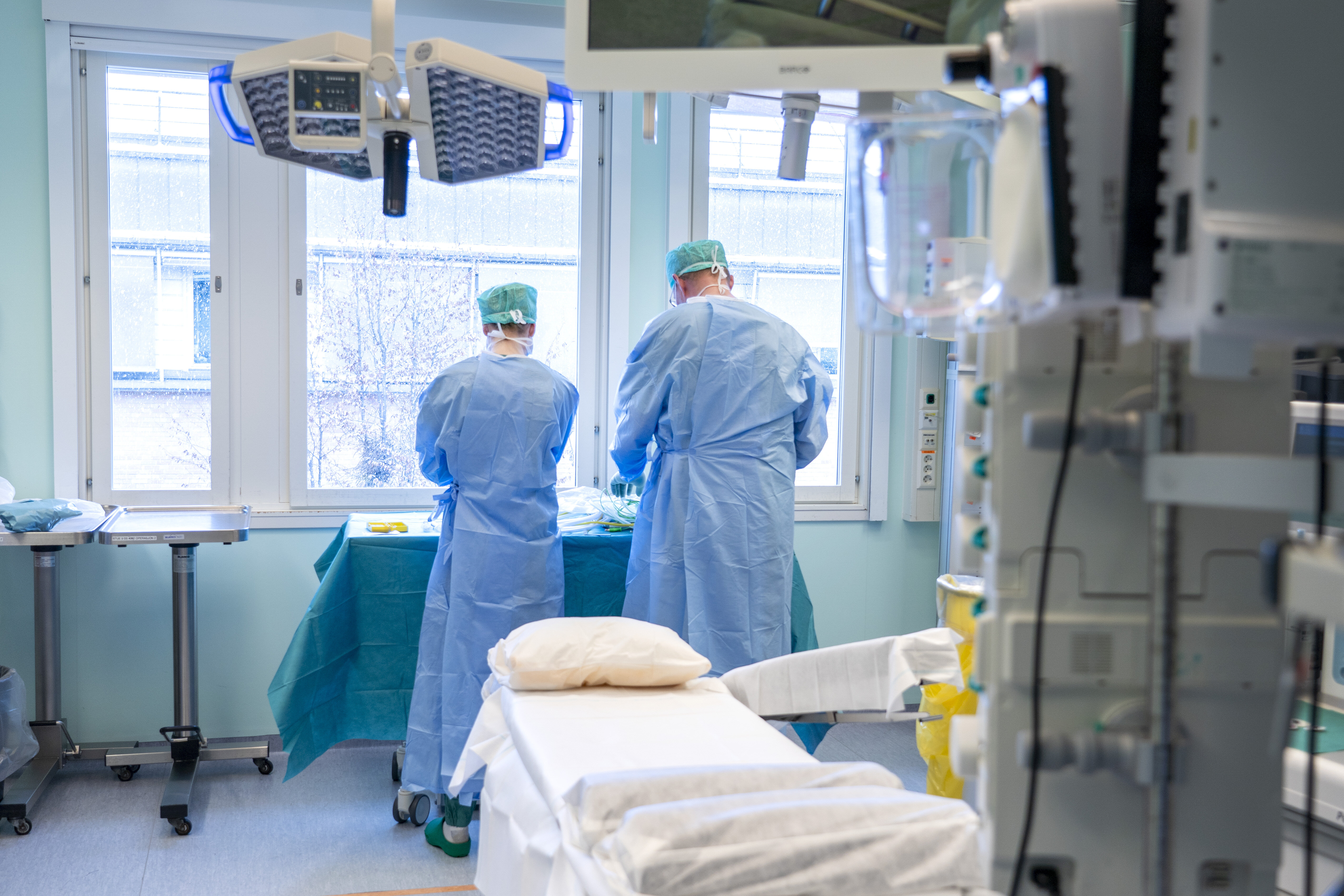 bildet viser to helsearbeidere i sykehusmiljø