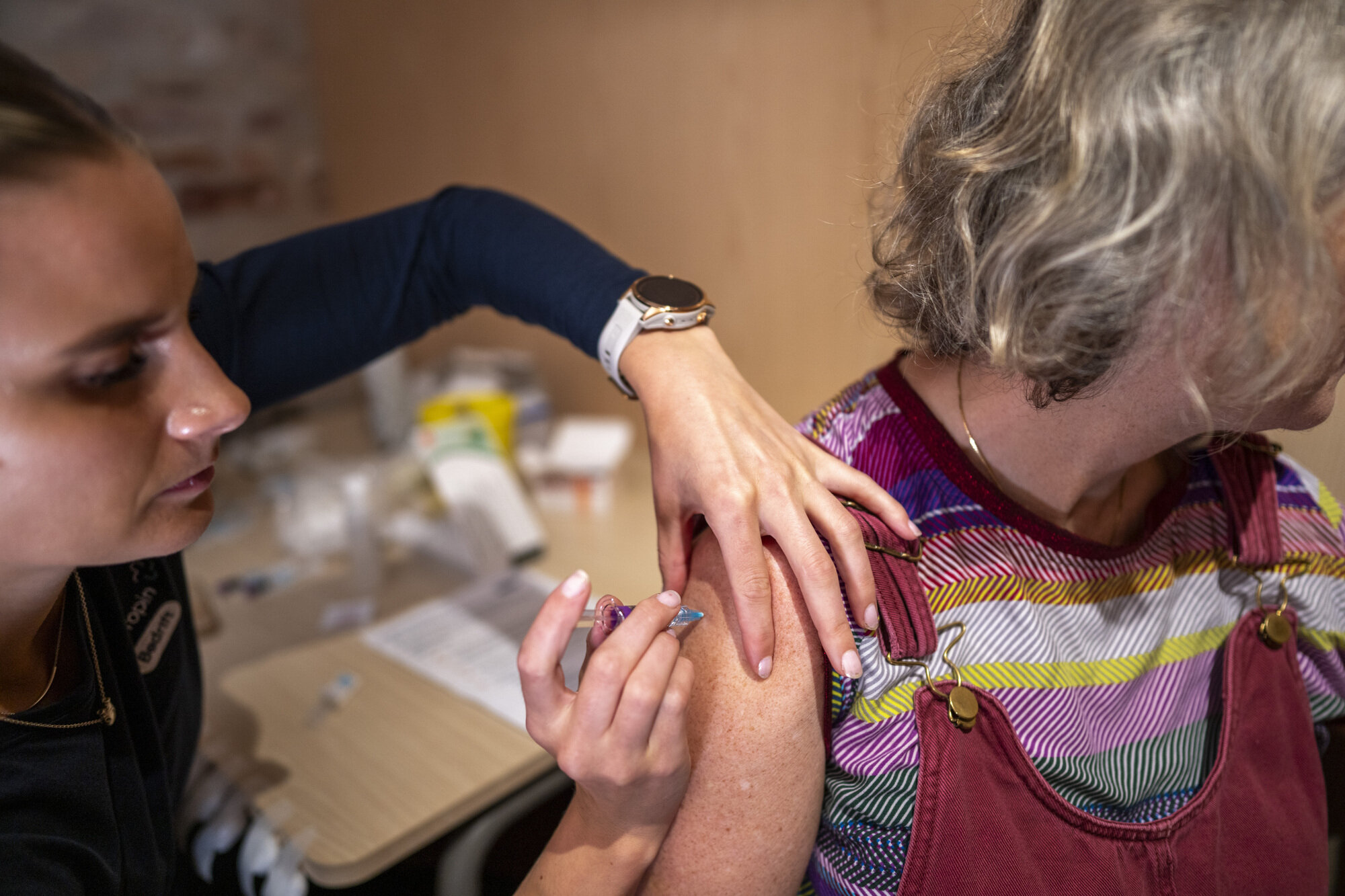 Bildet viser en dame som får vaksine