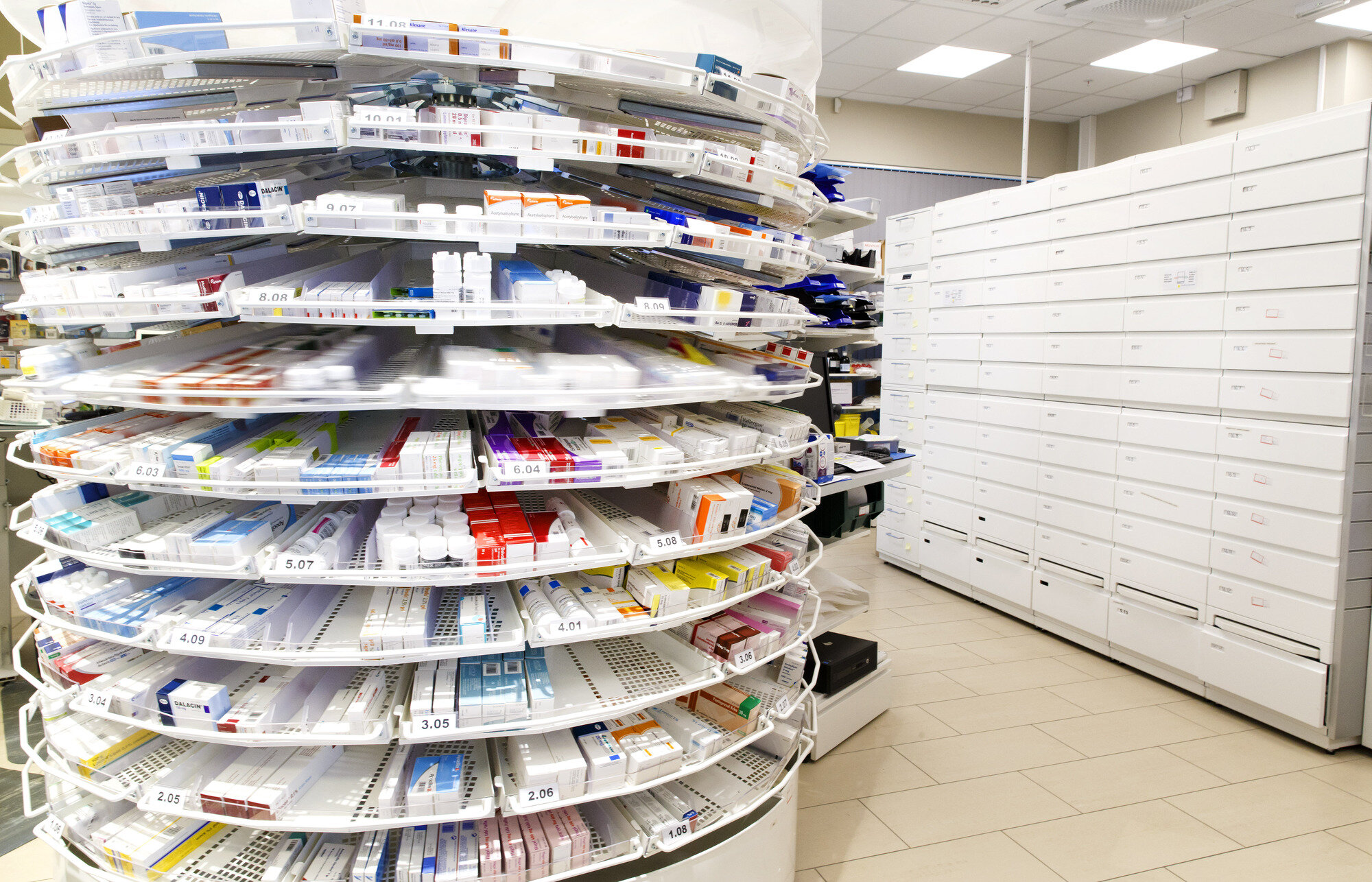 Bildet viser innsiden av et apotek.