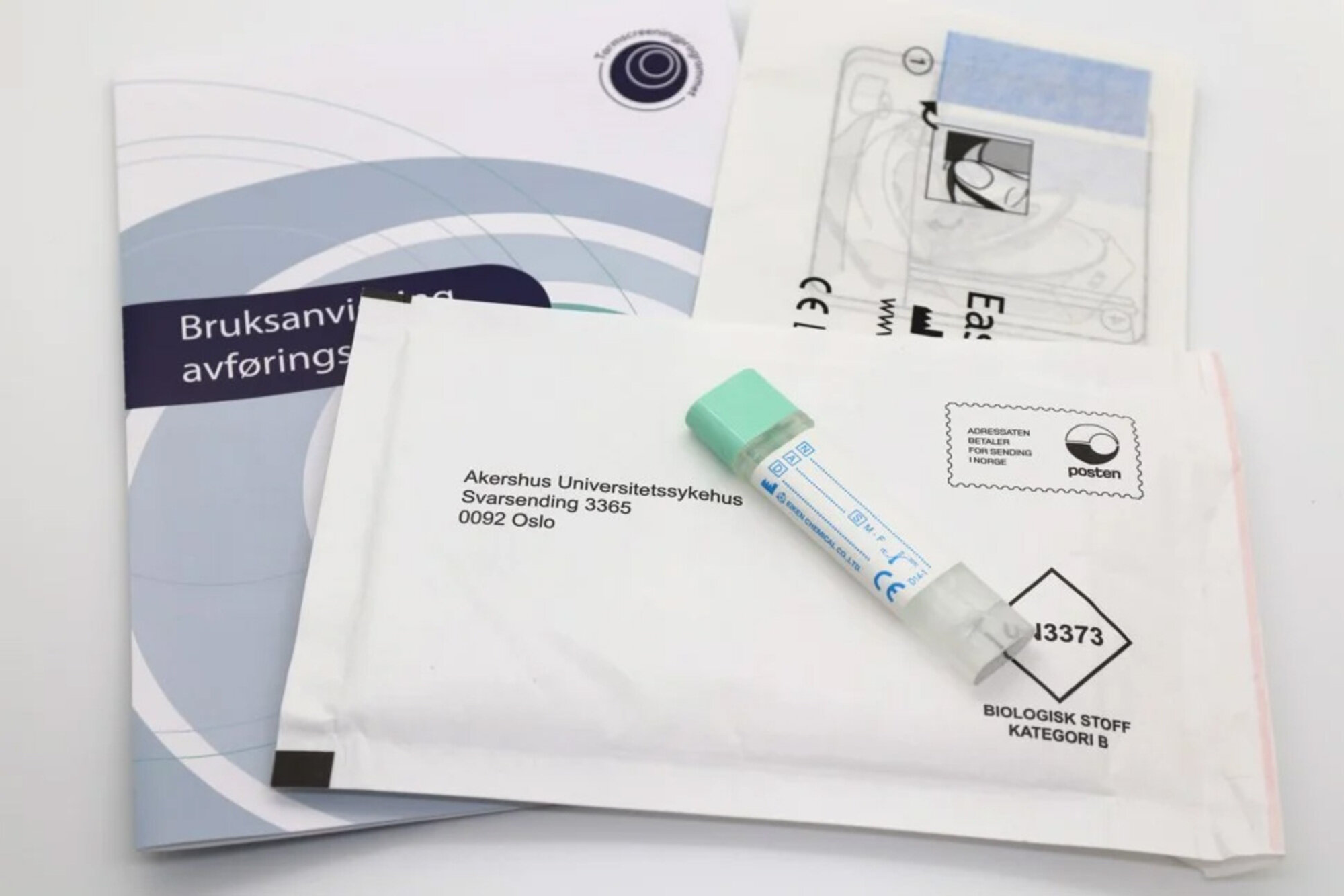 Bildet viser et prøvesett man får tilsendt i Tarmscreeningprogrammet.