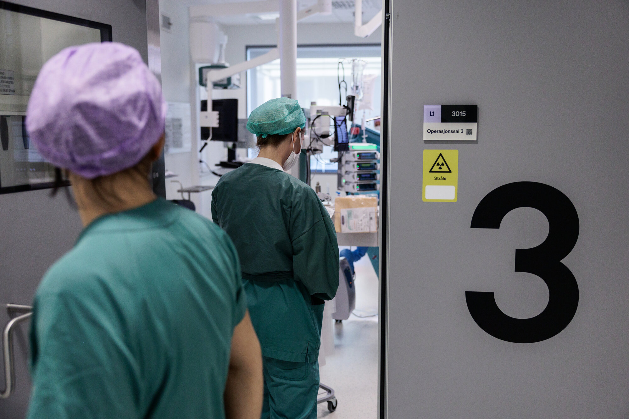 Bildet viser helsepersonell på vei inn en operasjonssal.