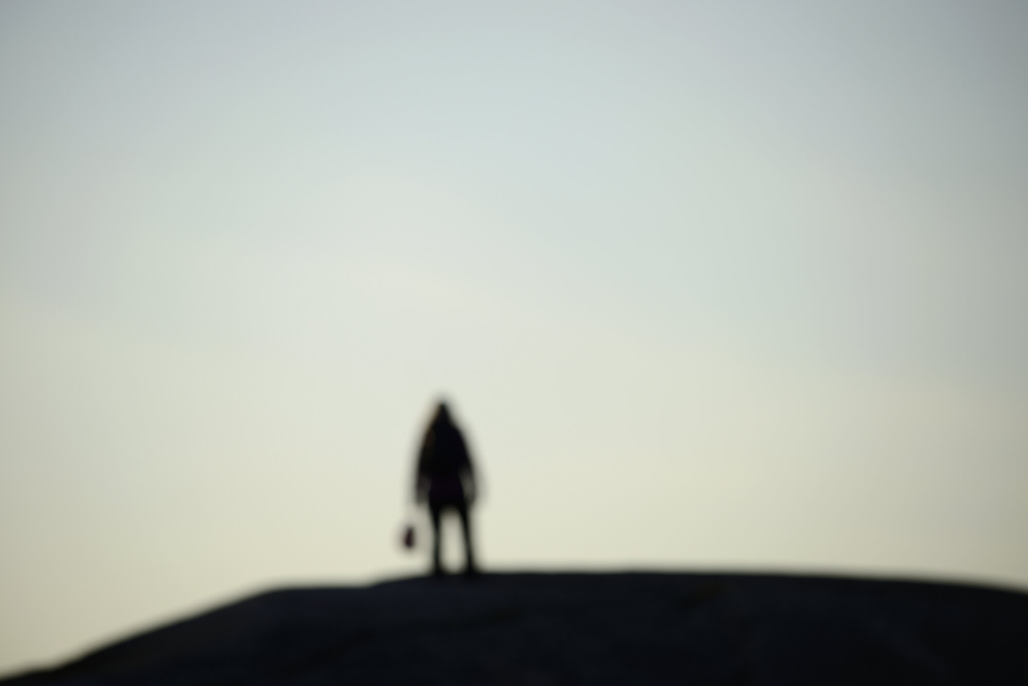 Bilde av diffus person i motlys