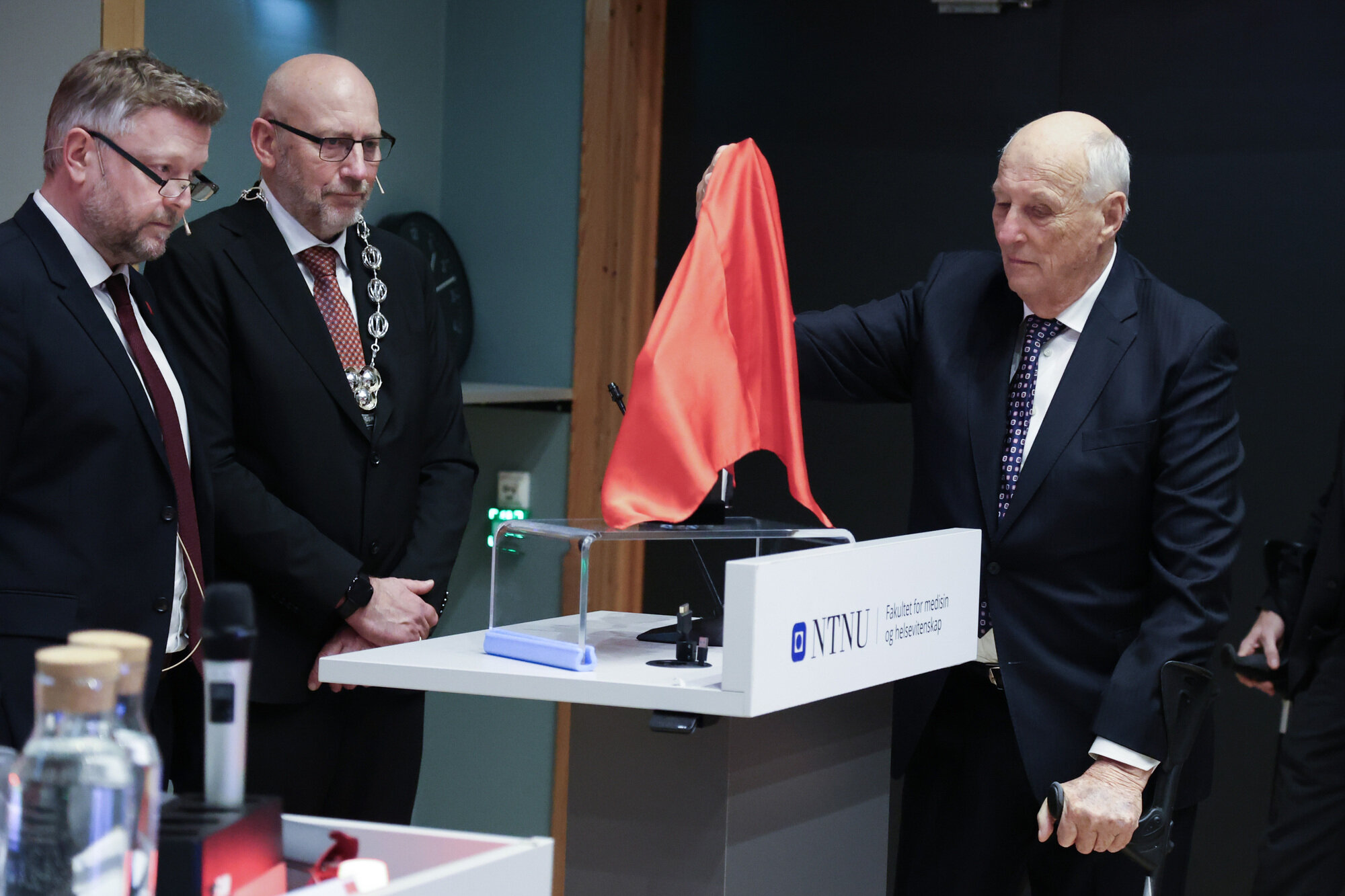 Kong Harald er til stede ved åpningen av Nasjonalforeningens demensforskningssenter i Trondheim. Her sammen med Tor Grande, rektor ved NTNU og Generalssekretær i Nasjonalforeningen for folkehelsen Bo Gleditsch t.v.