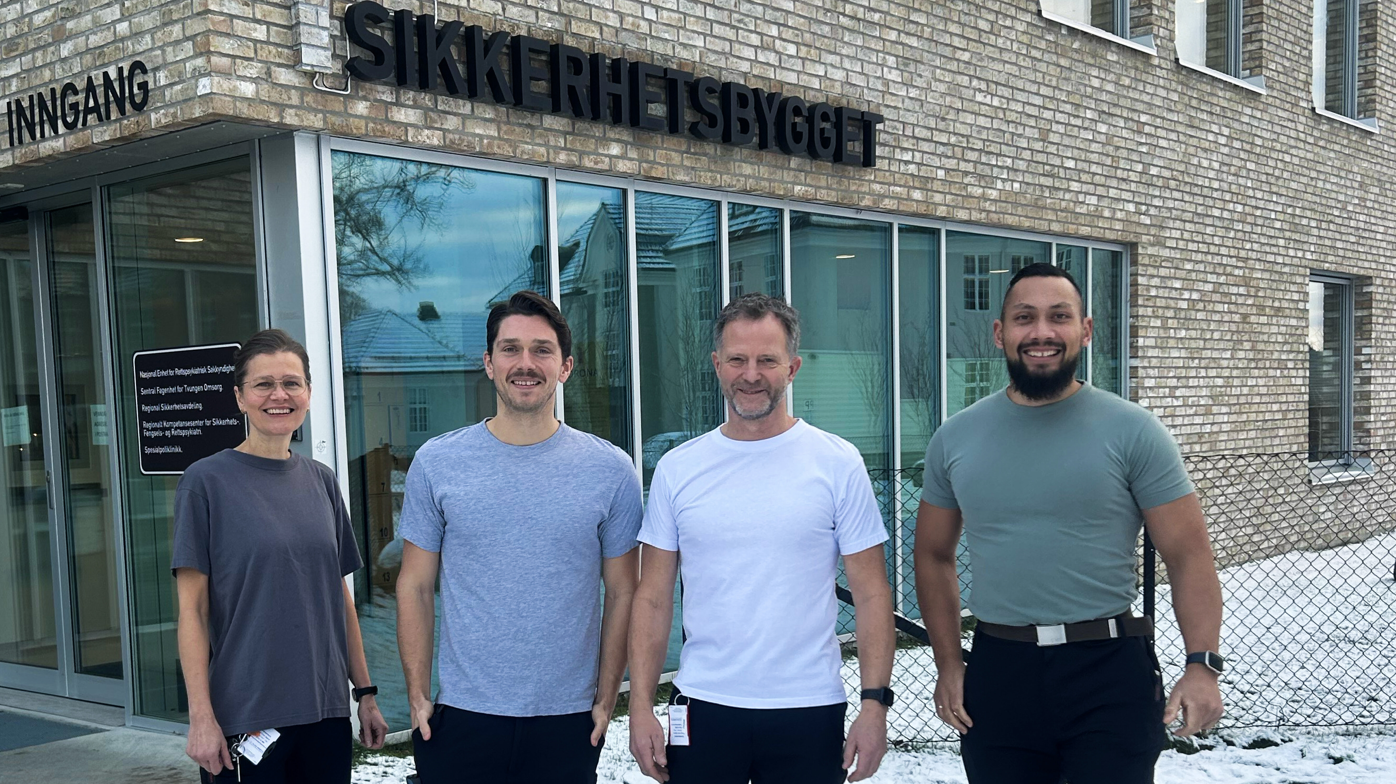 Ansatte med den nye uniformen Ansatte ved Regional Sikkerhetsavdeling (RSA) og Sentral fagenhet for tvungen omsorg med den nye uniformen