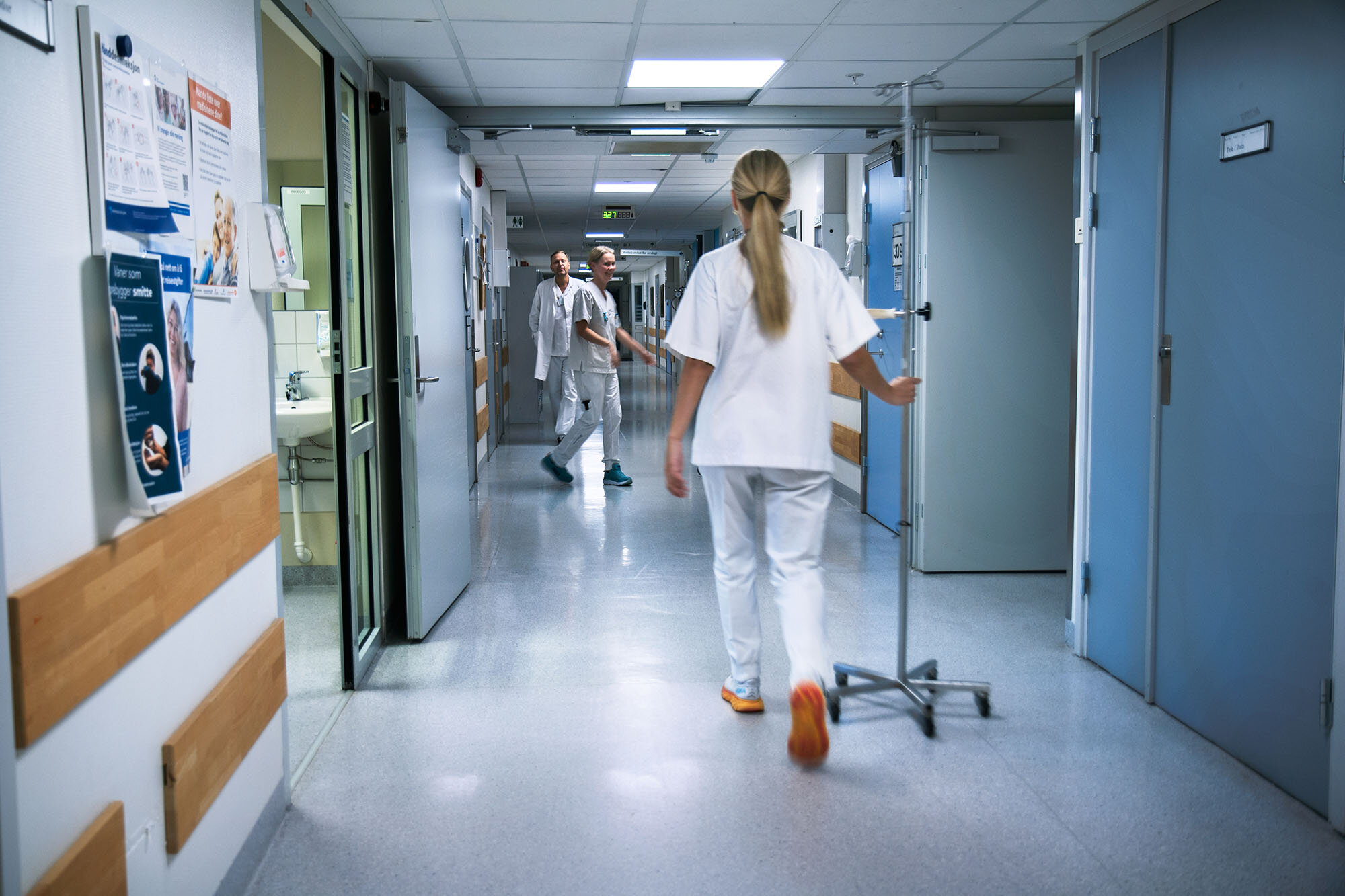 Bildet viser sykepleiere i en gang på et sykehus.