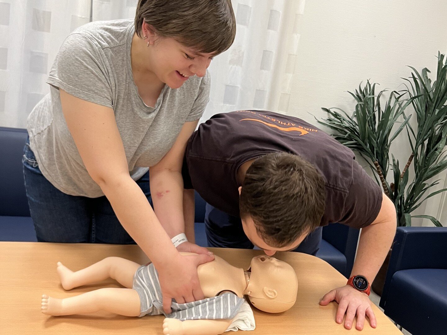 Bildet viser de nybakte foreldrene Kaisa Anna Wulff Sæther og Iver Andras Øistad som øver på hjerte-lunge-redning på en babydokke