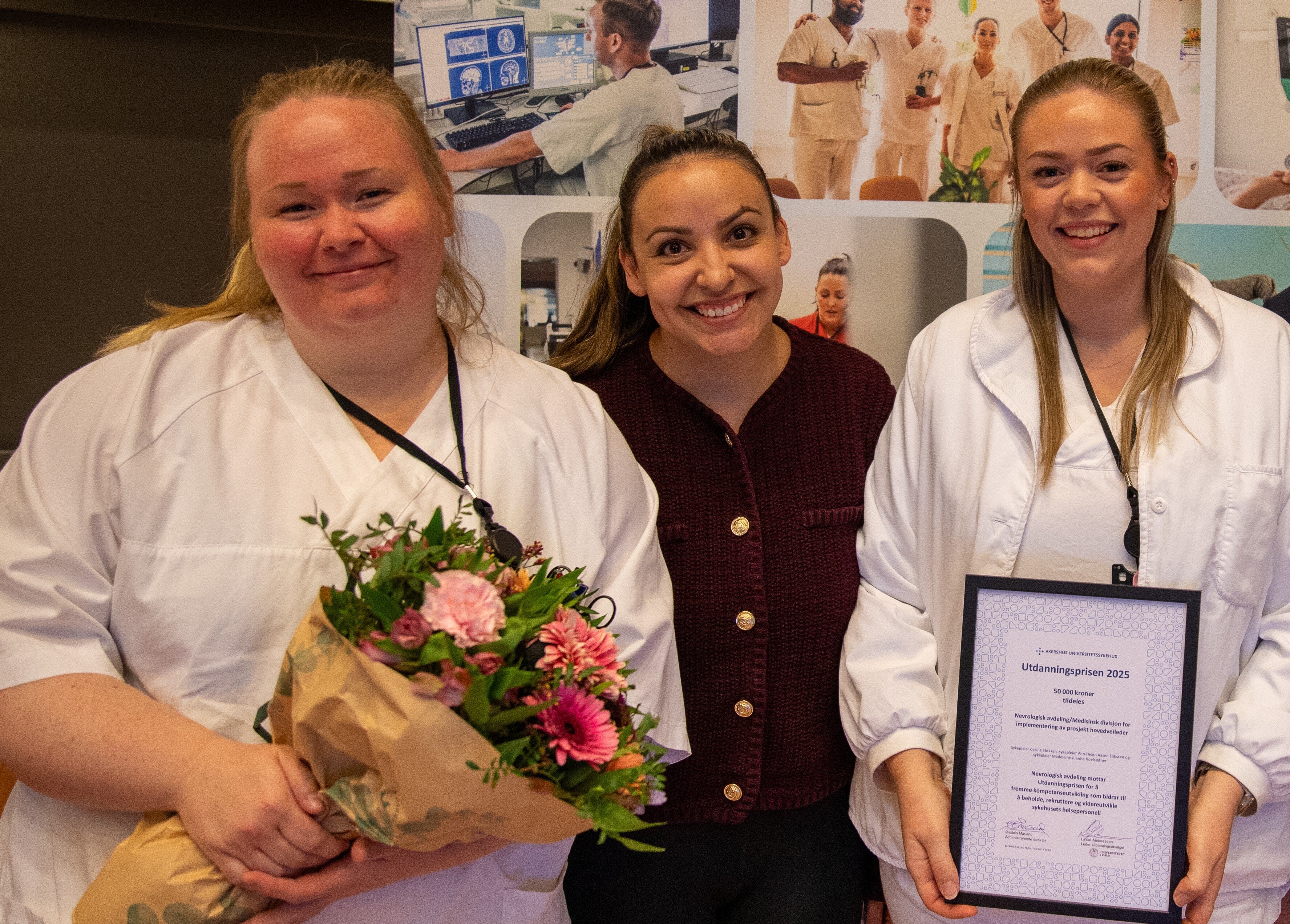 Bildet viser sykepleierne Ann-Helen Eidissen, Madeleine Juanita Hoelsæther og Cecilie Stokken som har mottatt utdanningsprisen 2025.