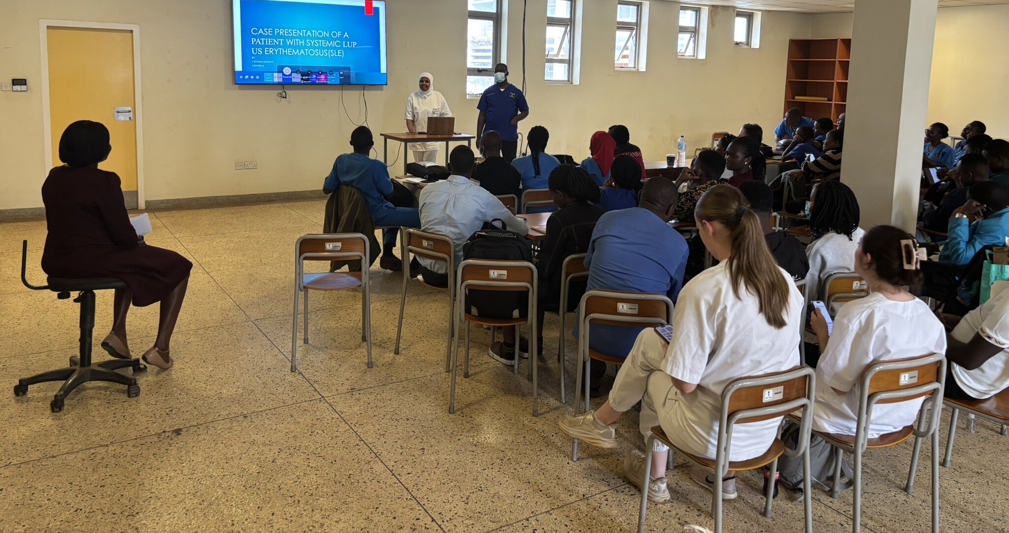 Bildet viser norske sykepleierstudenter som er på utveksling i Uganda