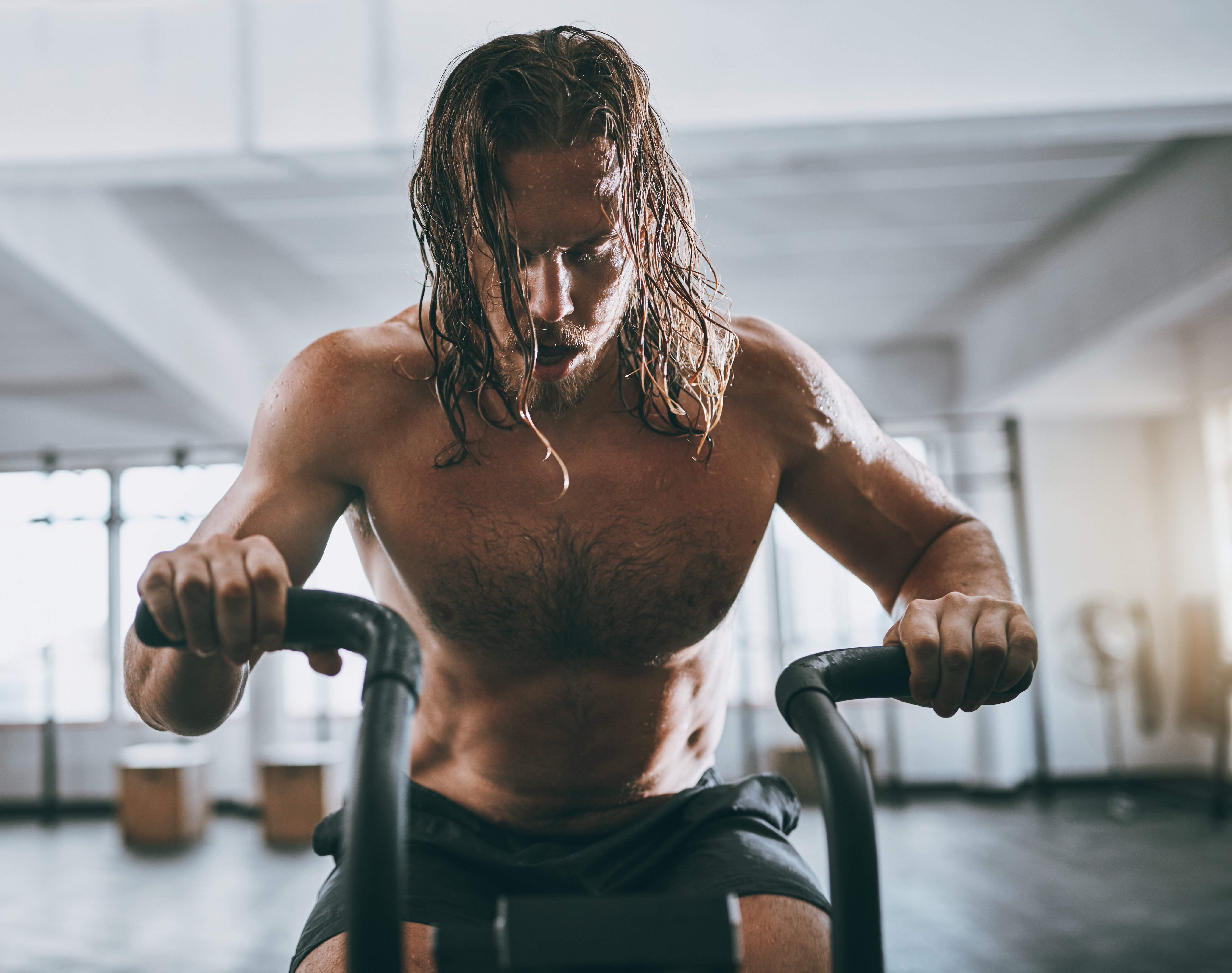 mann som trener hardt bildet viser mann som trener hardt