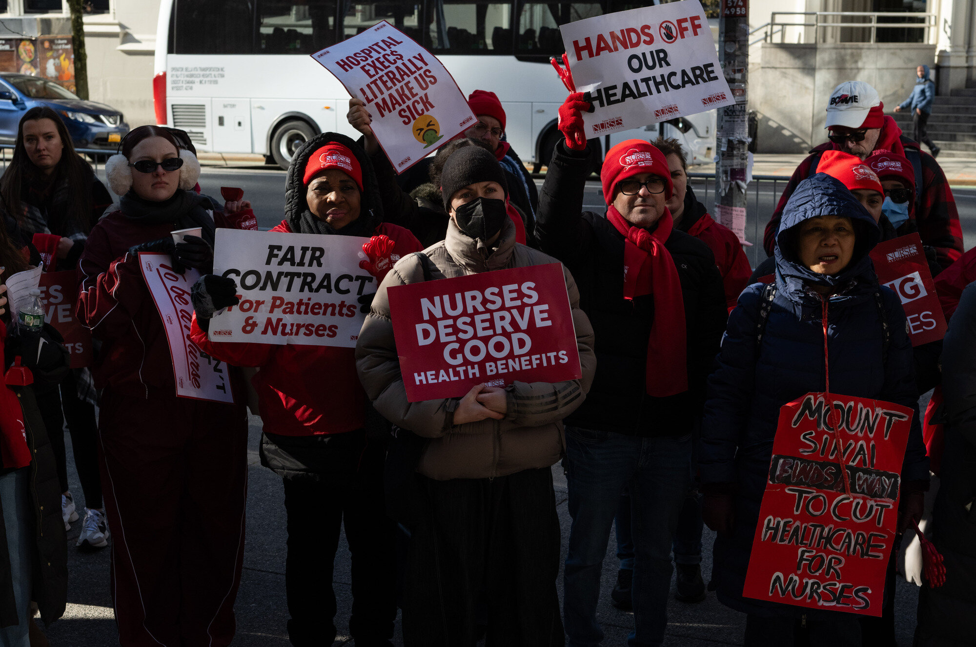 bilde av streikende sykepleiere på mount sinai sykehuset på manhatten