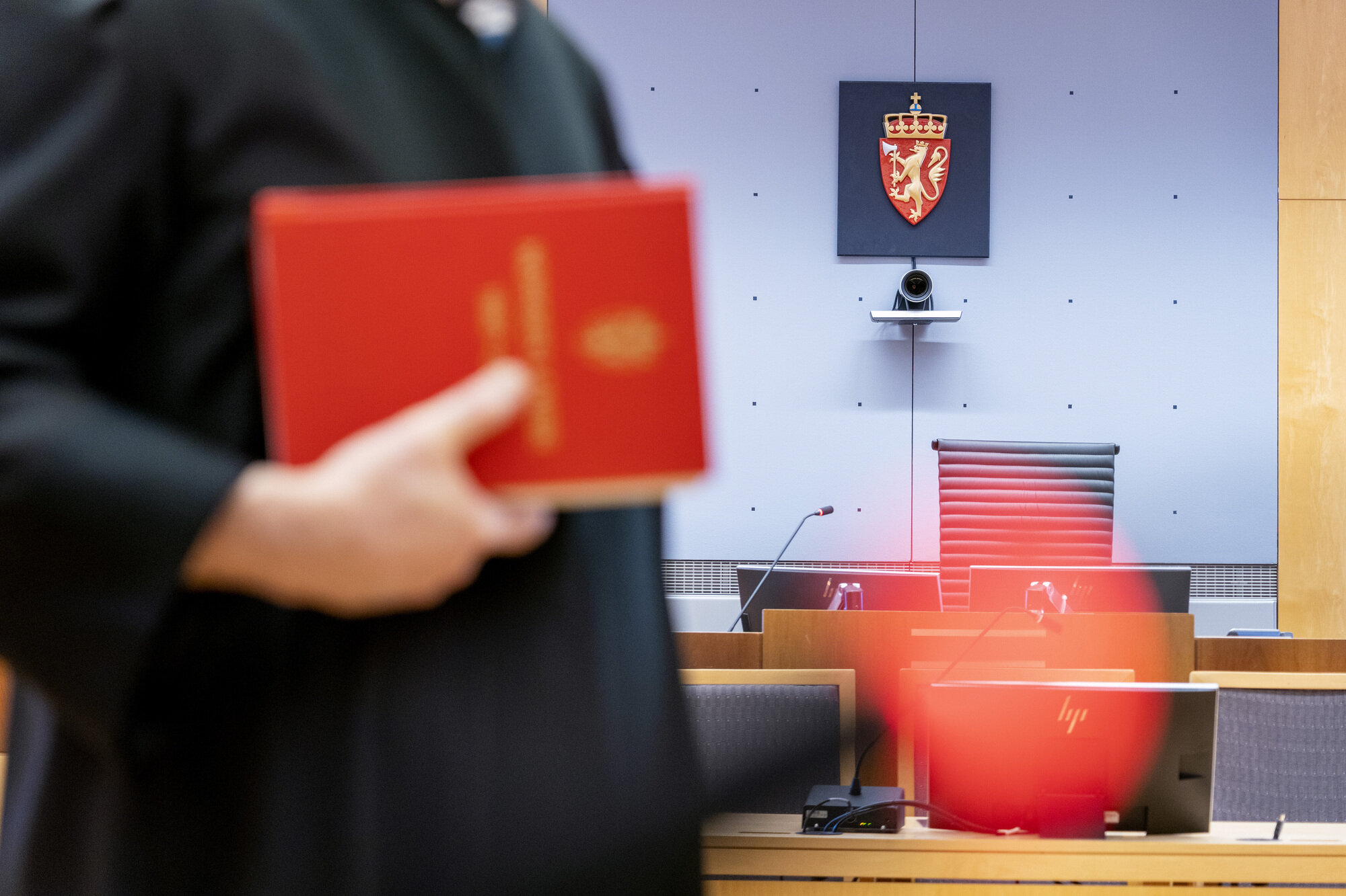 Bildet viser innsiden av en rettssal.