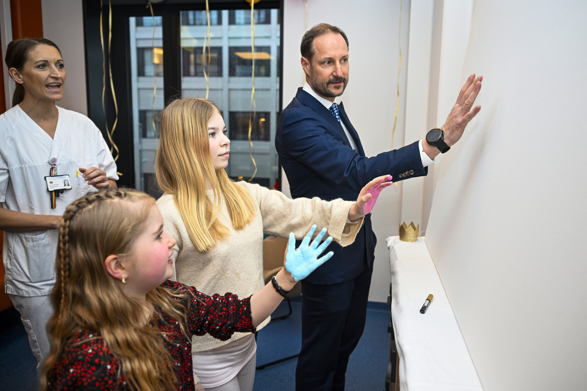 Bildet viser kronprins Haakon Magnus og noen barn.