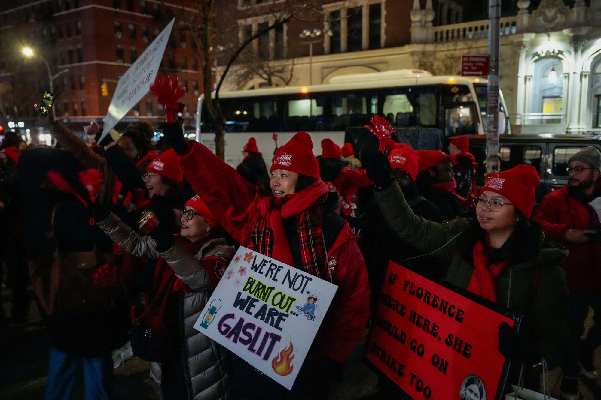 bilde av streikende sykepleiere i New York
